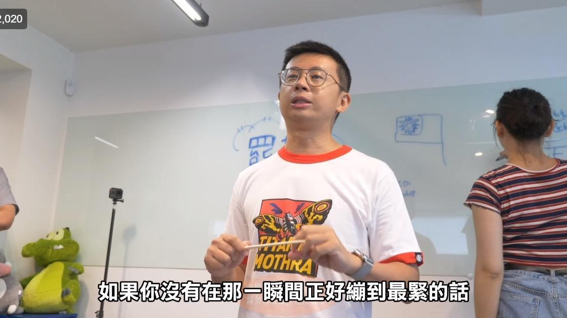 台北市議員呱吉兌現罷韓承諾，用屁股夾斷53根筷子。（翻攝自呱吉臉書）