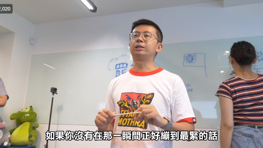 台北市議員呱吉兌現罷韓承諾，用屁股夾斷53根筷子。（翻攝自呱吉臉書）