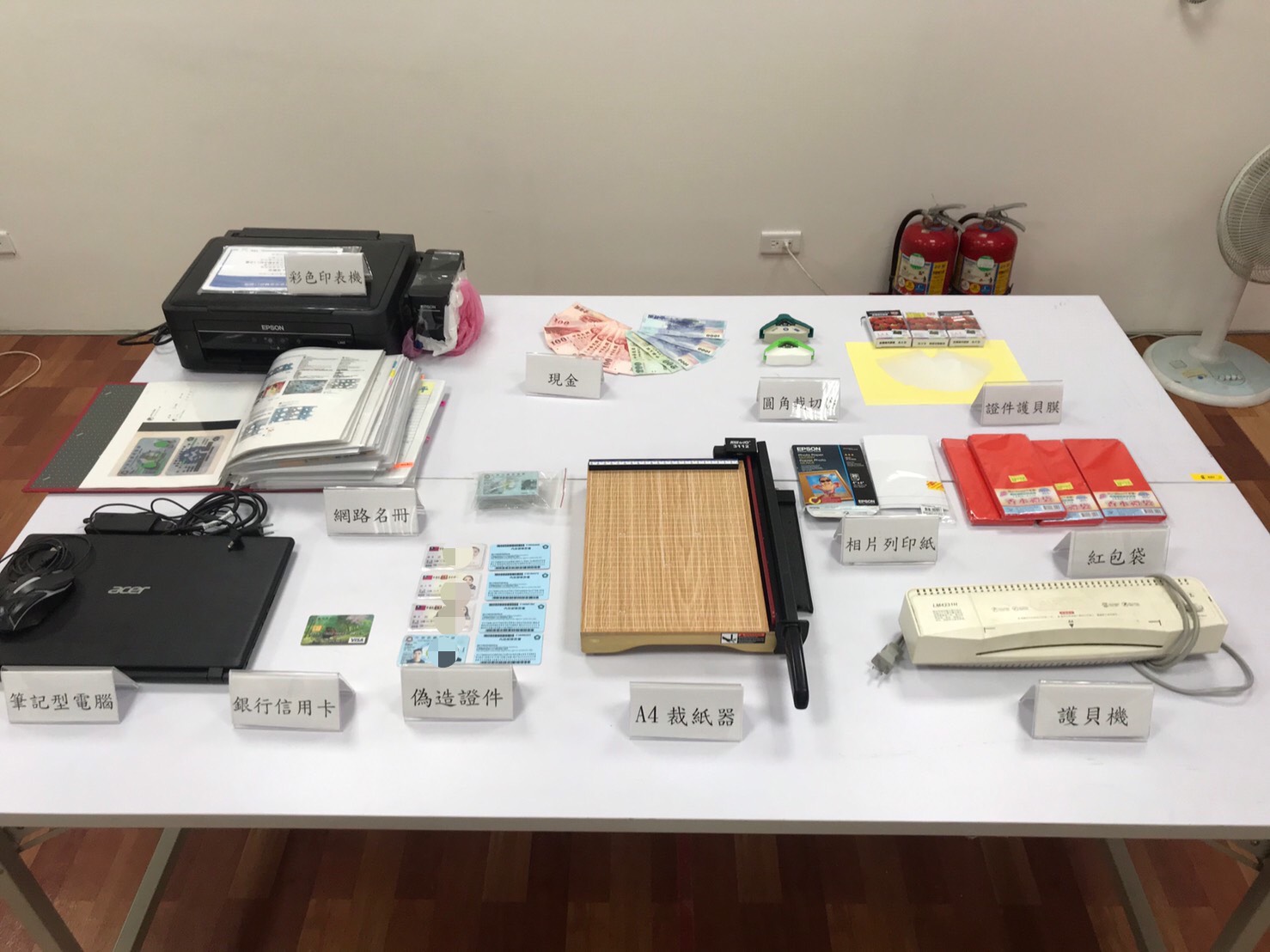 高雄市專勤隊查獲移工集團販賣偽造證件，查獲犯罪證物。 （高雄市專勤隊提供）