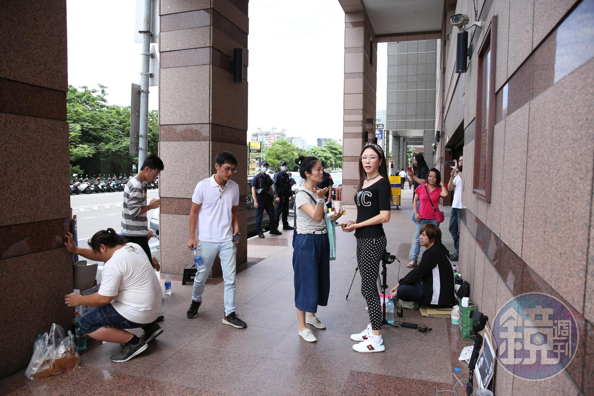 民進黨中央黨部樓下出現挺韓網紅攜帶悼念許崑源手板、直播器材前往直播。