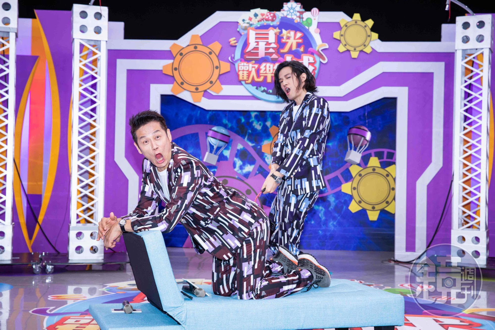 徐乃麟被兒子用愛的小手伺候。