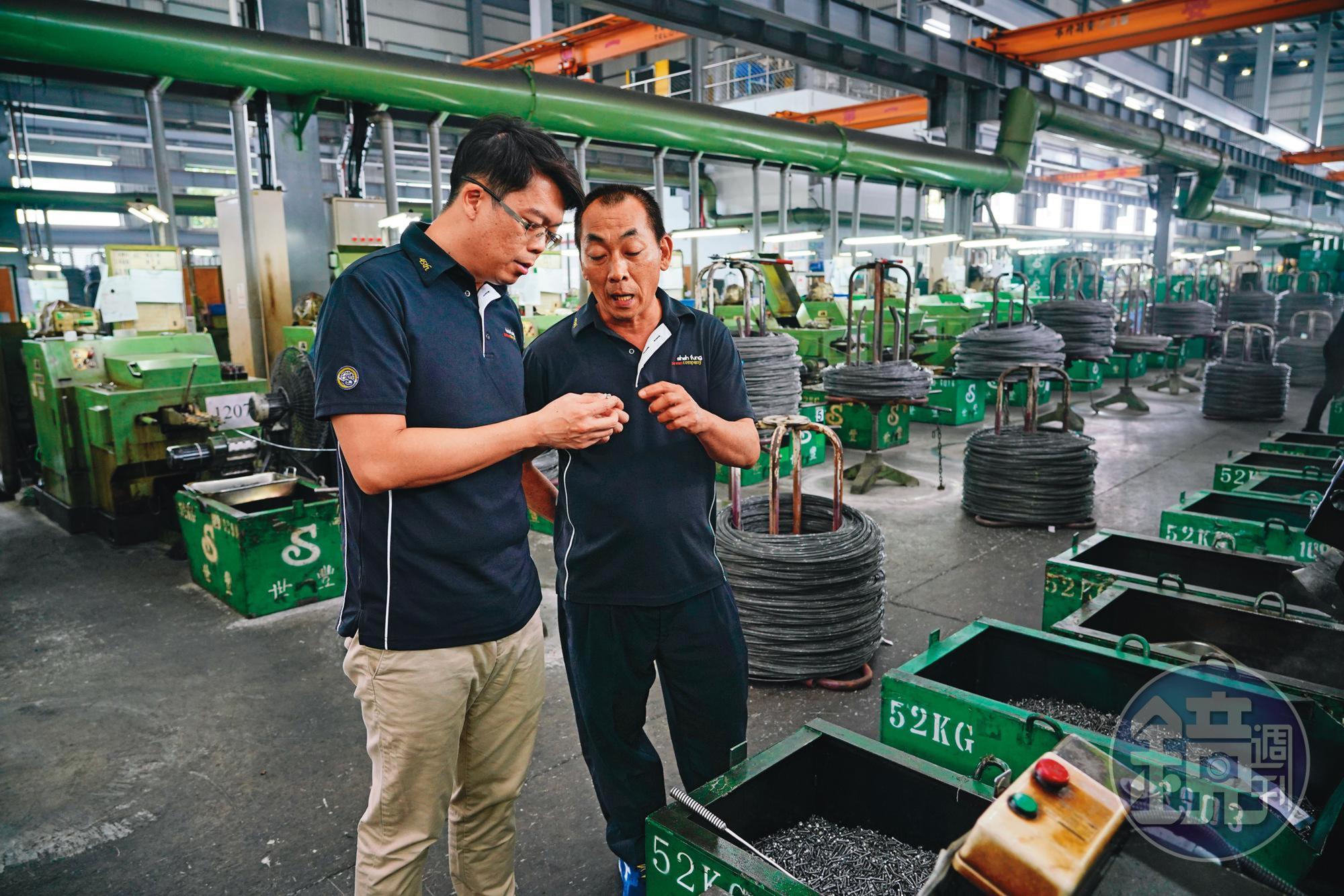 世豐是台灣最大的烤漆與噴頭表面塗裝螺絲廠，陳駿彥（左）說，廠內有不少年資20年以上的資深員工。