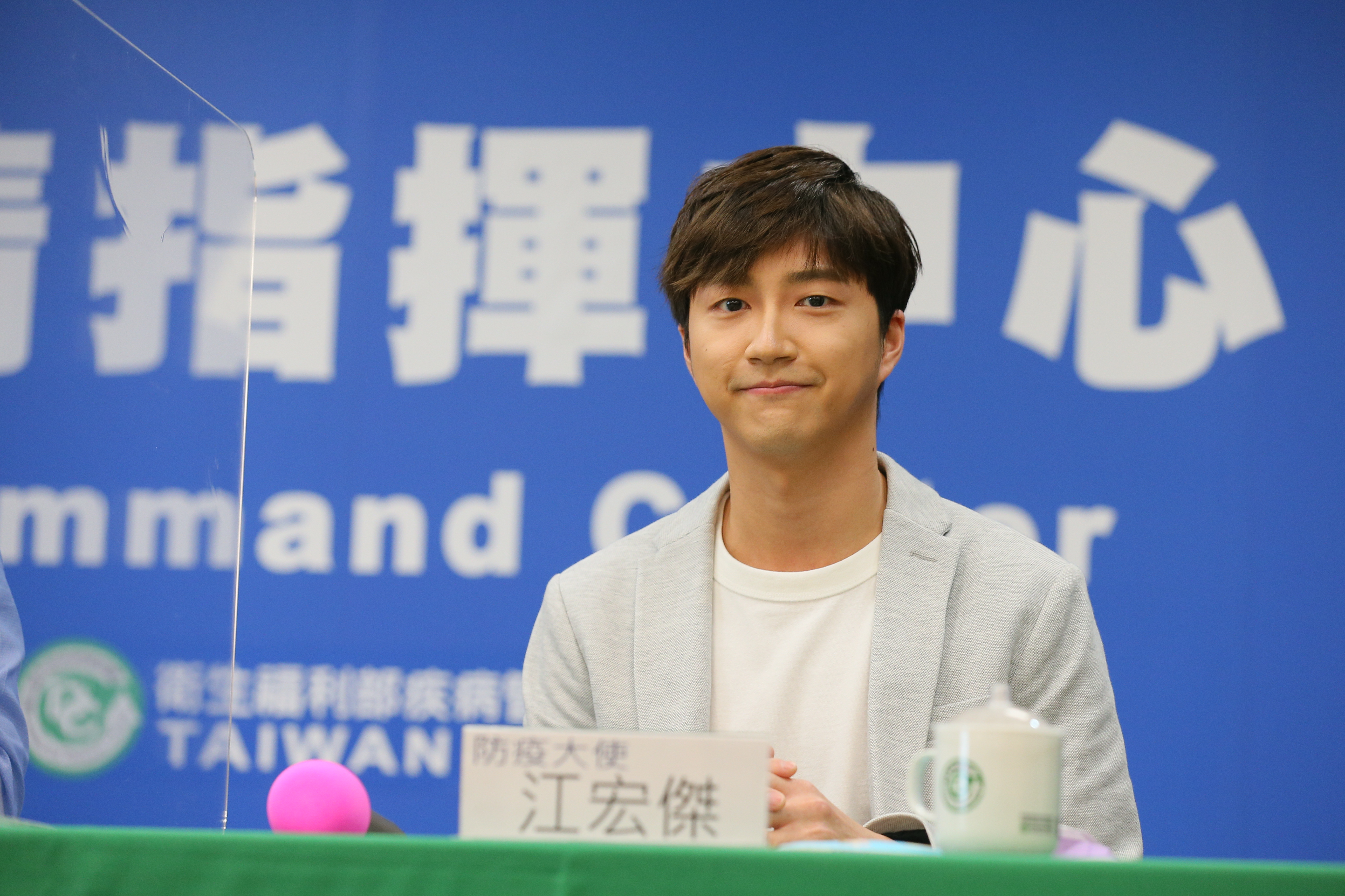 我國桌球好手江宏傑擔任防疫新生活宣傳大使，今（10）日也出席疫情記者會。（指揮中心提供）