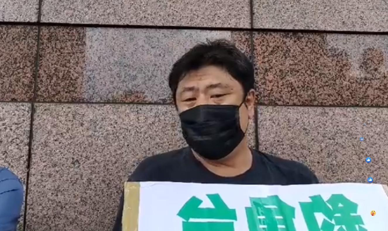 杏仁哥今天下午與詹江村突襲到民進黨黨部靜坐。(翻攝自杏仁哥臉書)