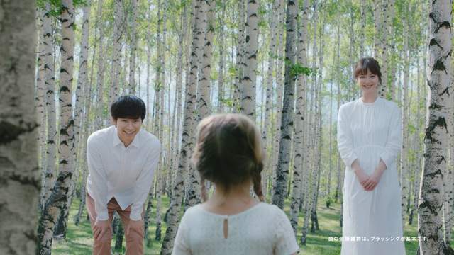 佐佐木希（右）和渡部建結婚3年育有一子，還曾一起拍廣告。（翻攝廣告畫面）