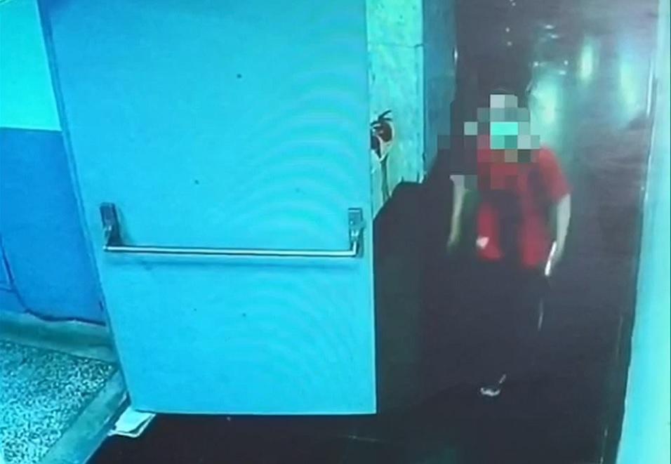 王姓男子在三重湯城園區尾隨OL進女廁，意圖偷拍。（翻攝畫面）
