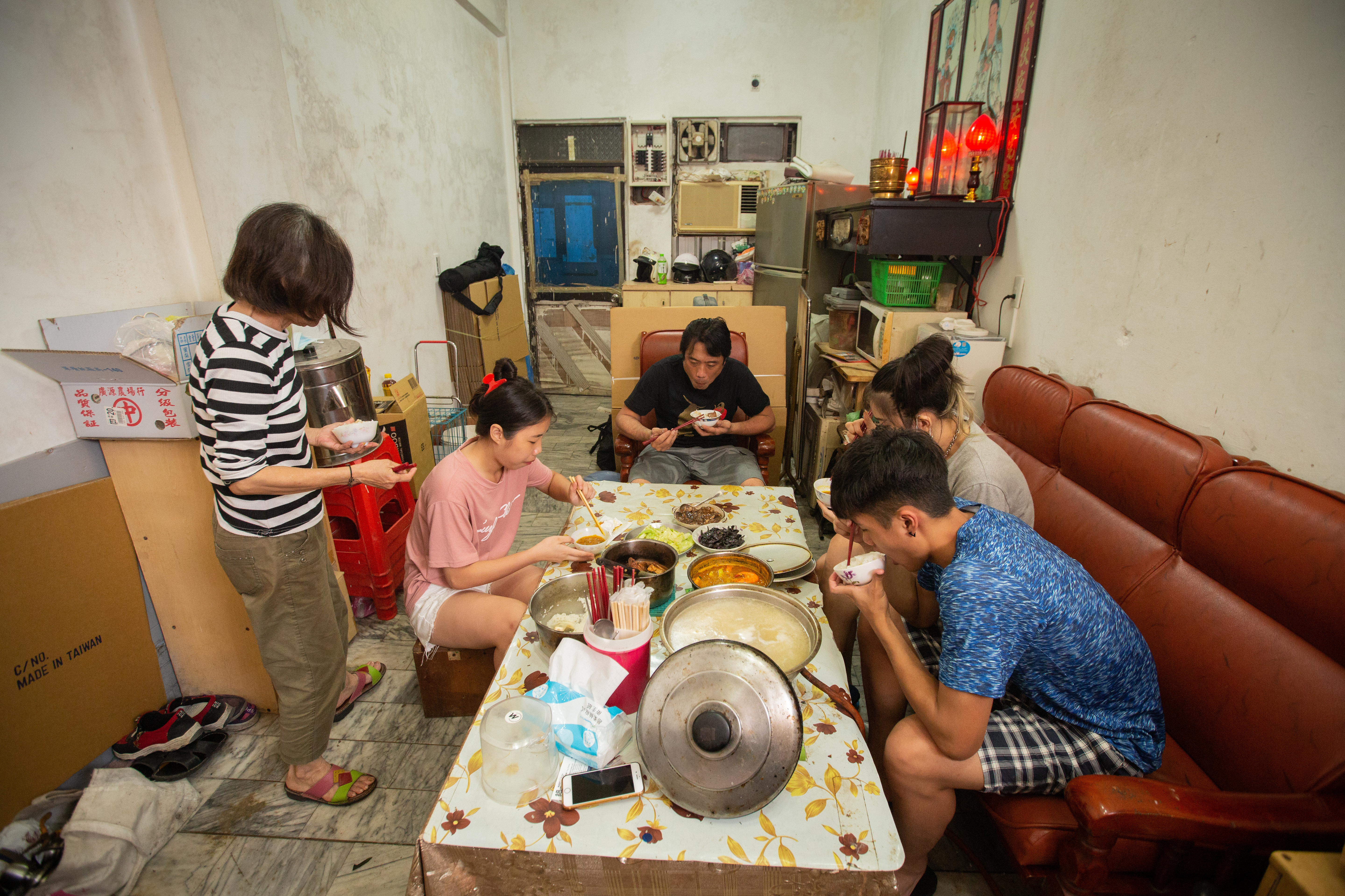 陳青旭家中有不少中古傢俱，輿論質疑行政執行署為何不先拍賣動產？而是直接拍賣他們家。