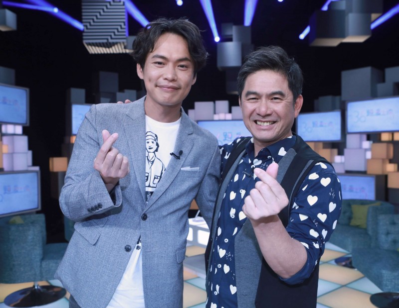 黃鐙輝（左）、洪都拉斯上公視《36題愛上你》，分享過往辛酸成長史。（公視）