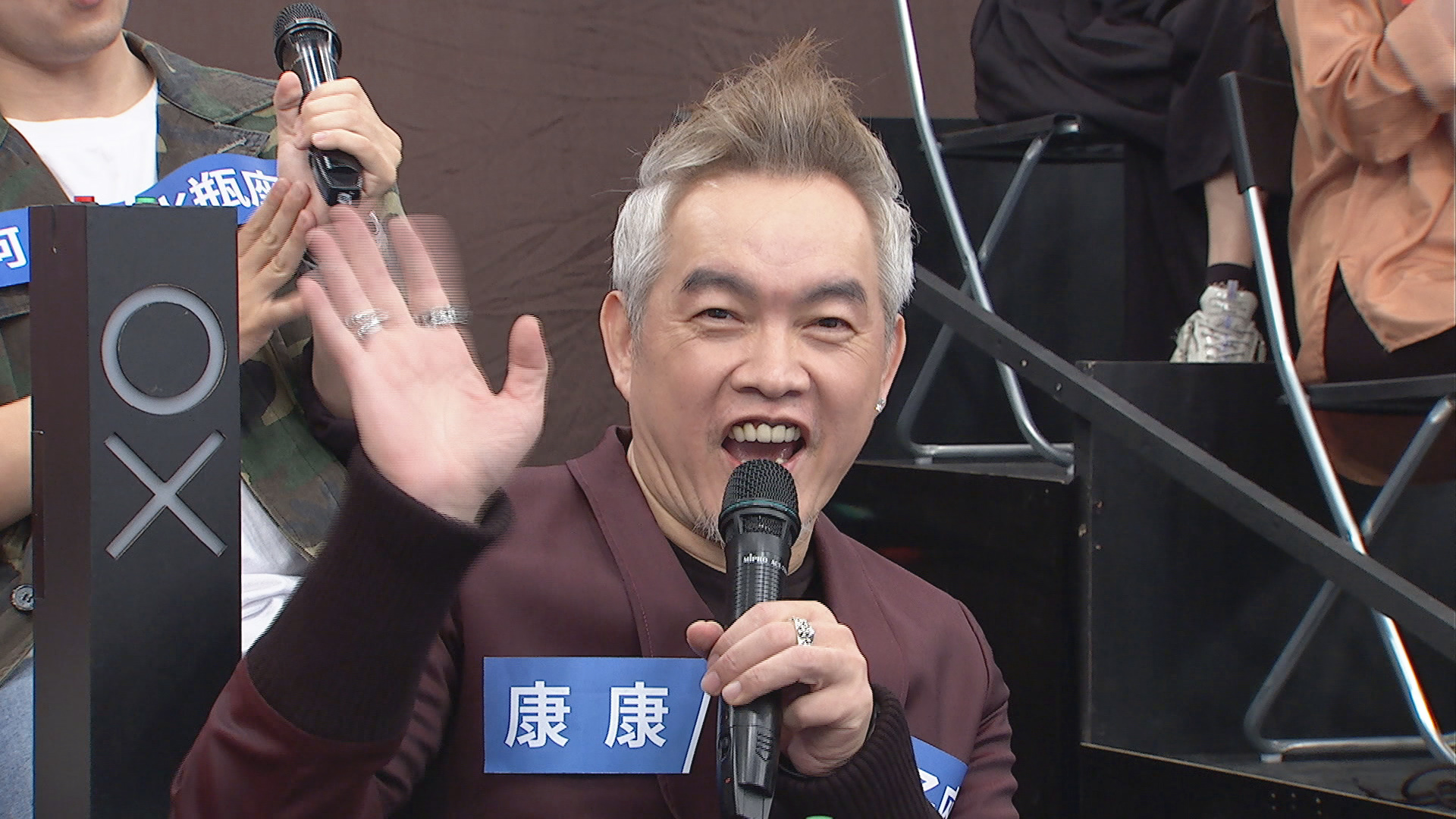 老婆相差18歲的康康在節目中自曝原本戀情不被看好,靠著鄧麗君專輯,化解岳父心防,最終獲得首肯順利娶回嫩妻。(中天提供)