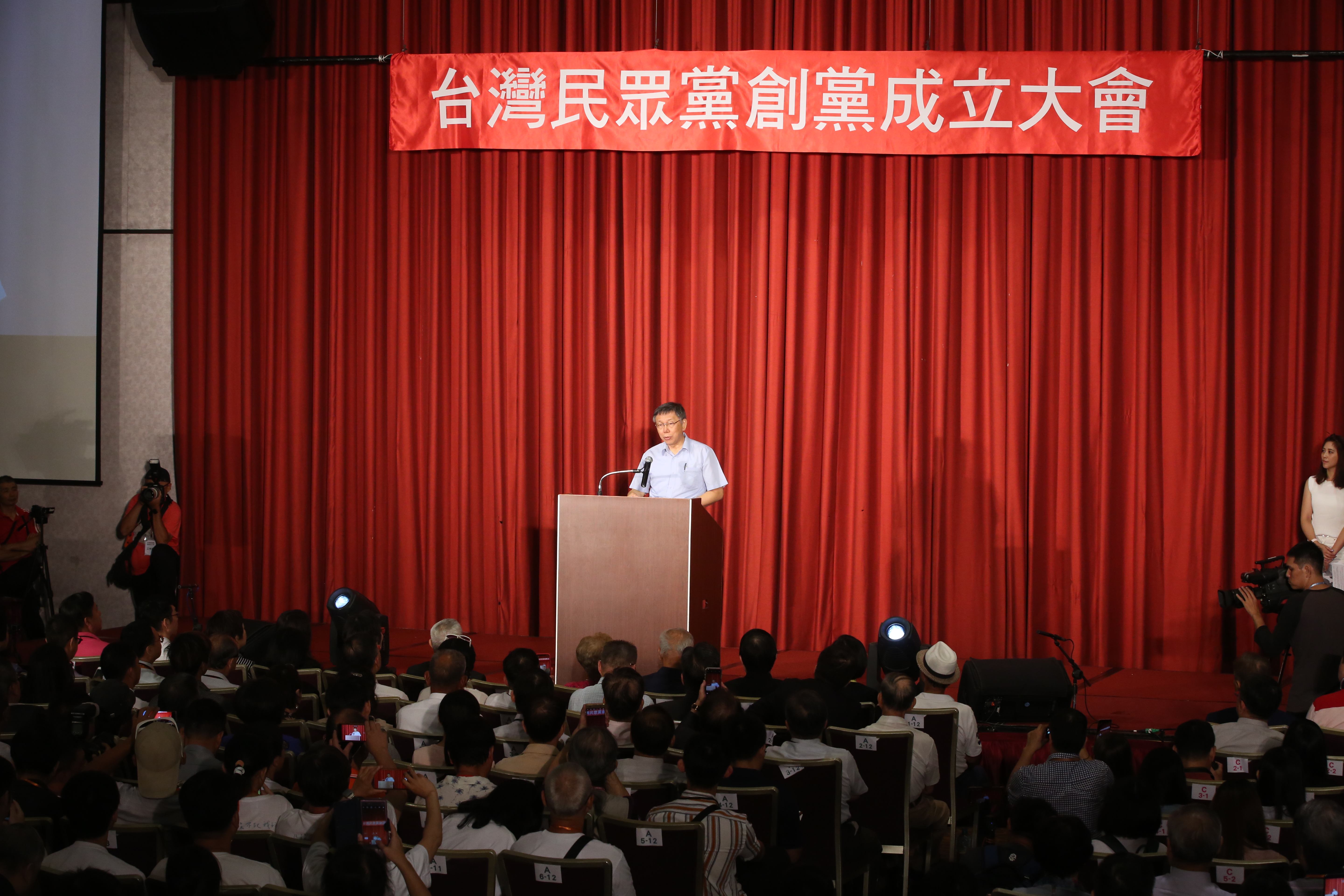 由台北市長柯文哲所創立的台灣民眾黨，如今可能因為黨員大會的問題面臨解散危機。