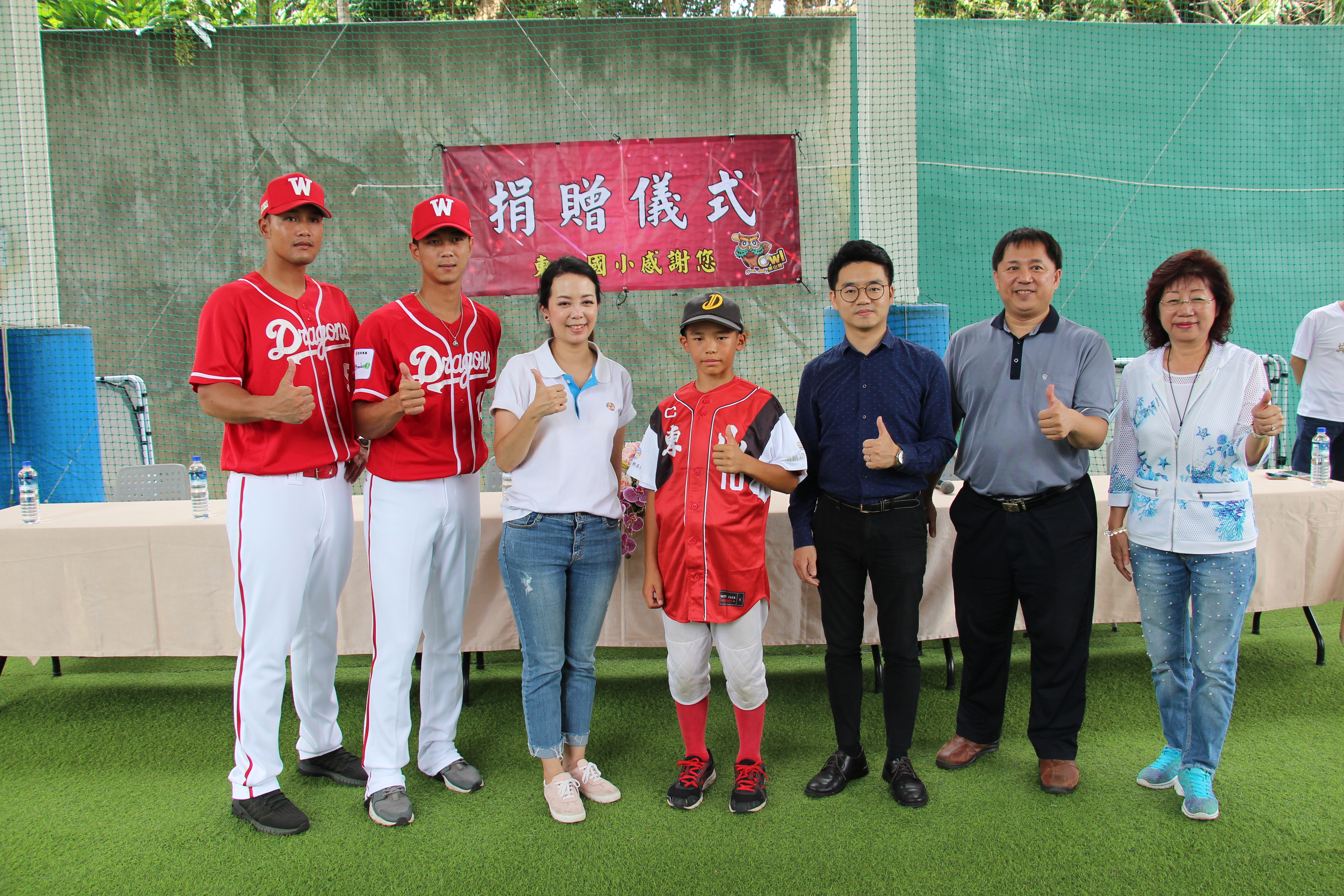 頂新和德舉行彰化基層棒球捐贈巡迴（左起）味全龍球員林驛騰、歐耀宗、頂新和德文教基金會副執行長蕭巧怡、彰化縣教育局體健科科長施力中、東山國小校長李世勳、彰化縣運動休閒協會理事長白素英。（頂新和德文教基金會提供）