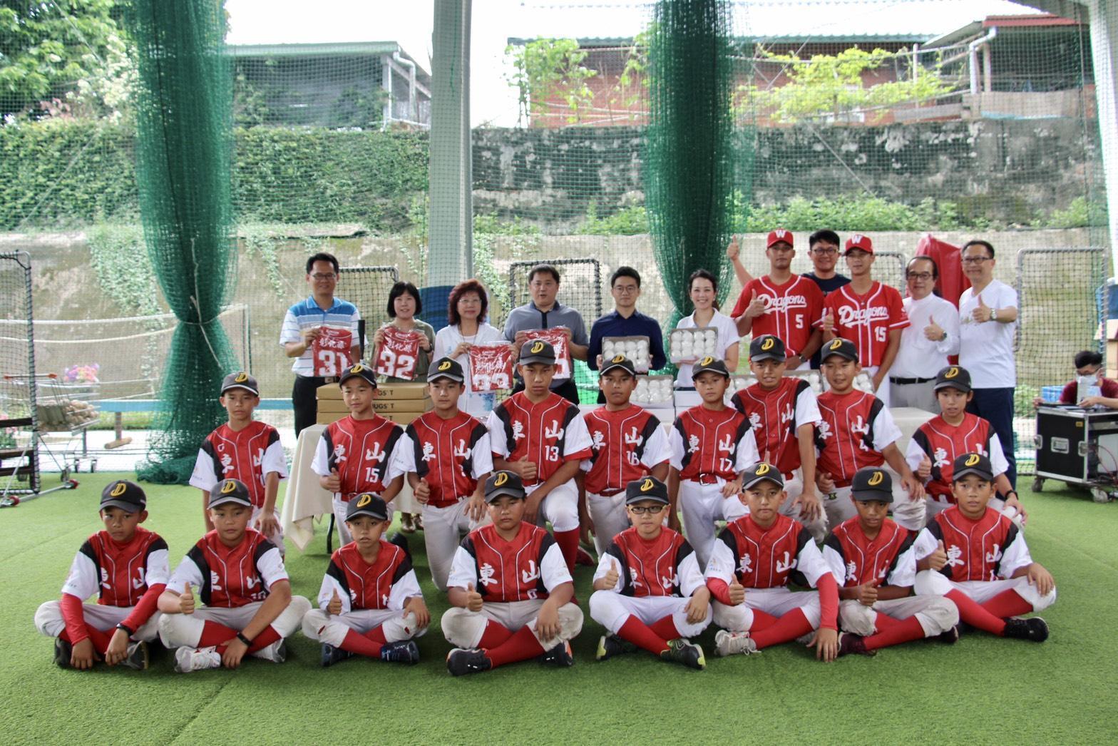 頂新和德捐助逾800萬助彰化基層少棒隊。(頂新和德文教基金會提供)