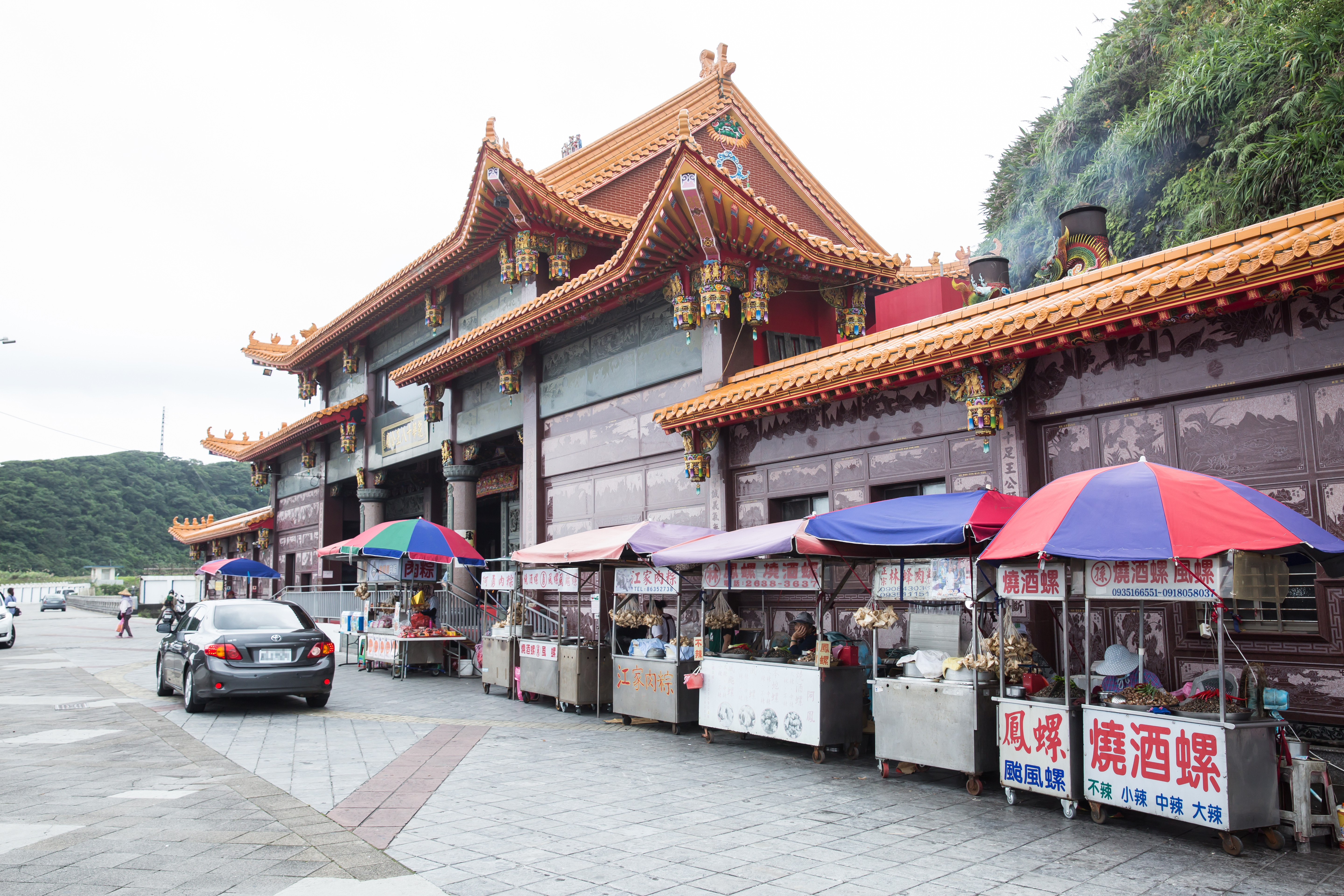 新北市石門區的十八王公廟前有許多攤販，大多是販售肉粽與燒酒螺。