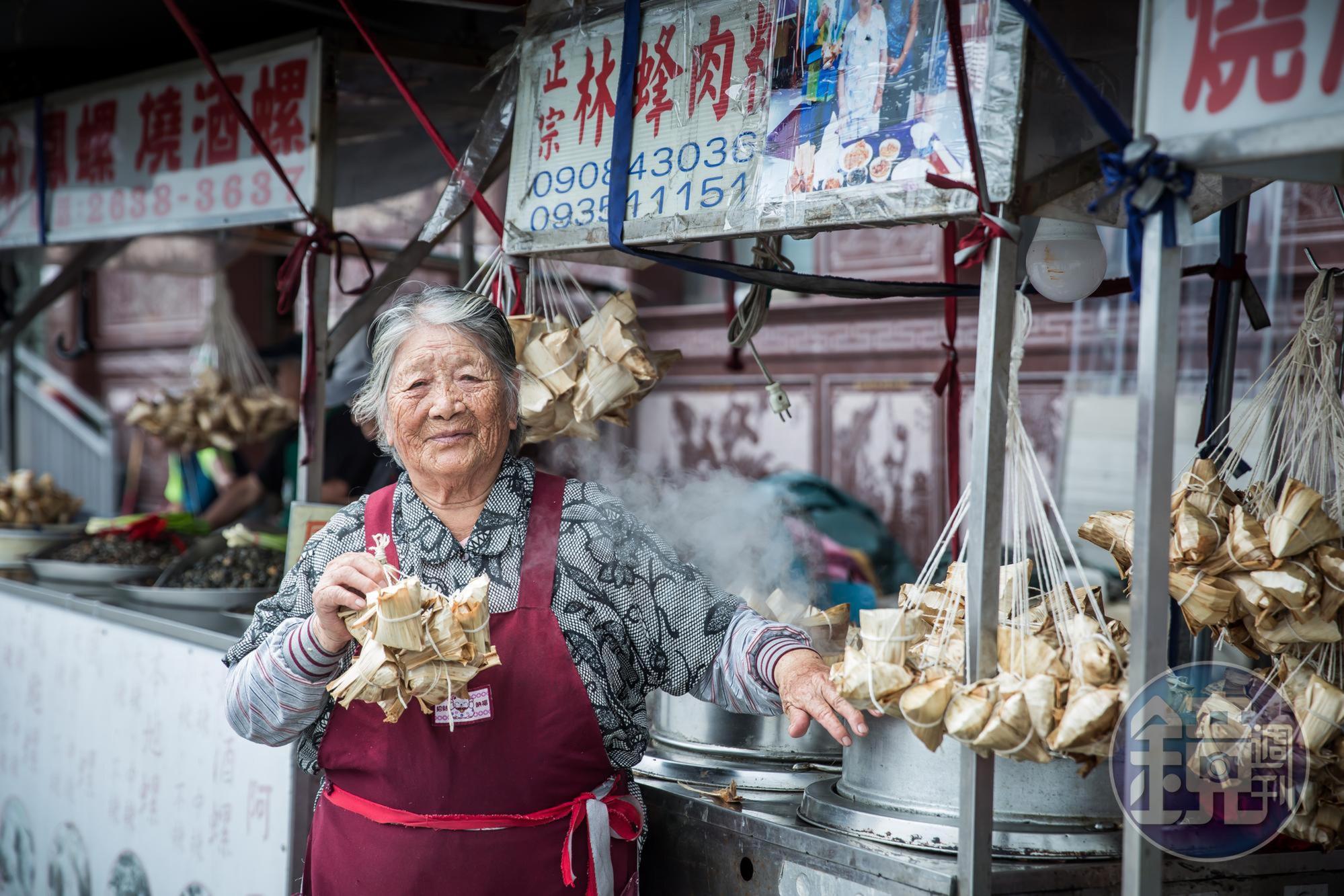 已經93歲的林蜂賣肉粽近50年，現在假日還會在石門十八王公廟前擺攤。