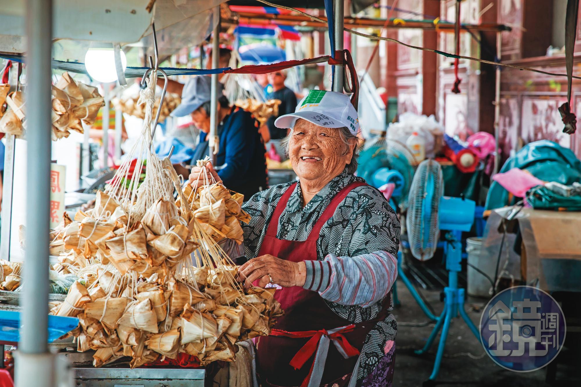 已經93歲的林蜂賣肉粽近五十年，現在假日還會在石門十八王公廟前擺攤。