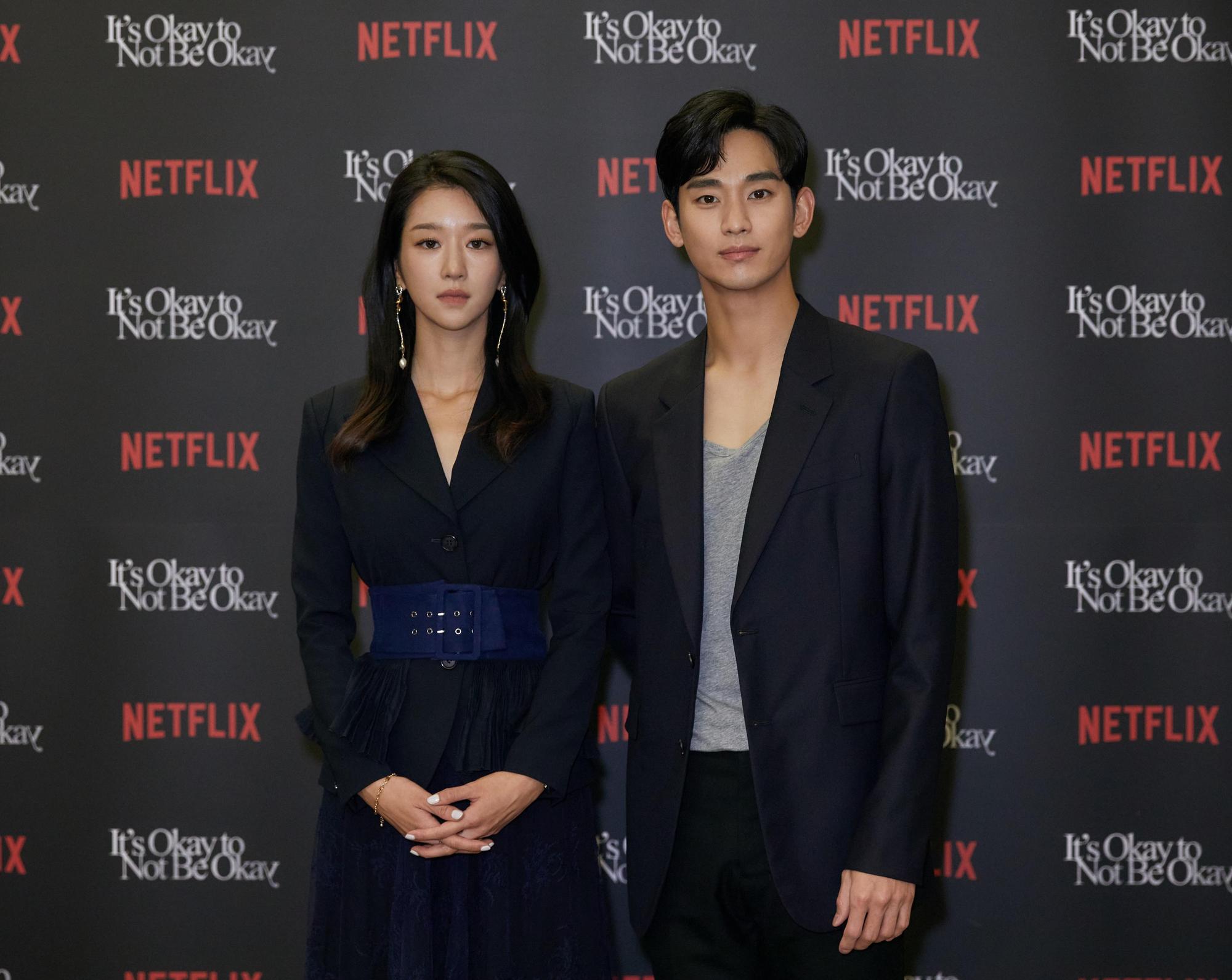 金秀賢與徐睿知今為新劇《雖然是精神病但沒關係》宣傳。（Netflix提供）