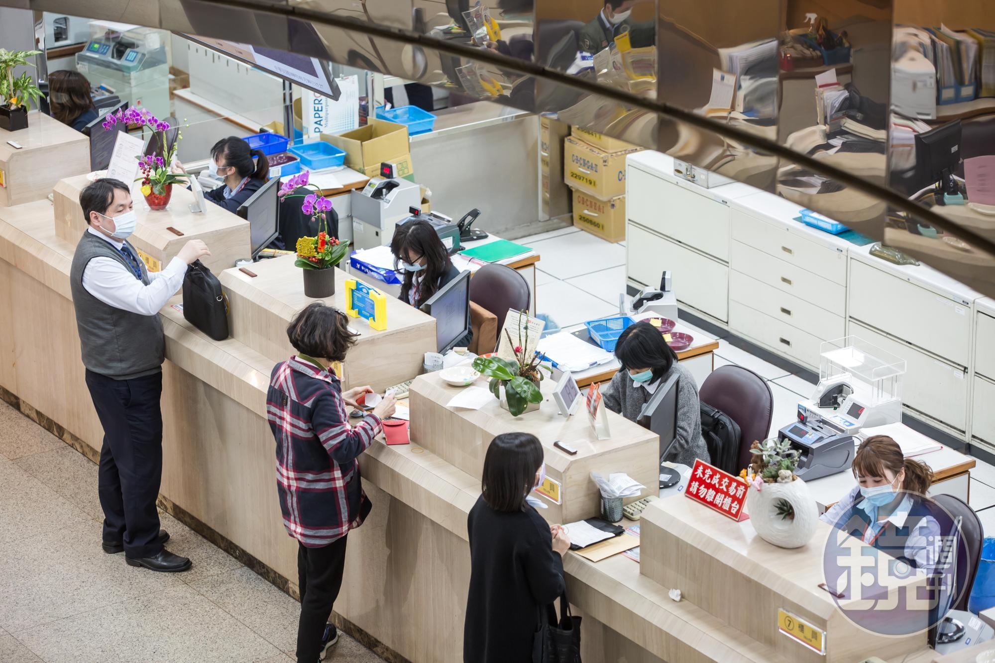 金管會表示，防疫措施即日起回歸銀行自主管理。示意圖。（本刊資料照）