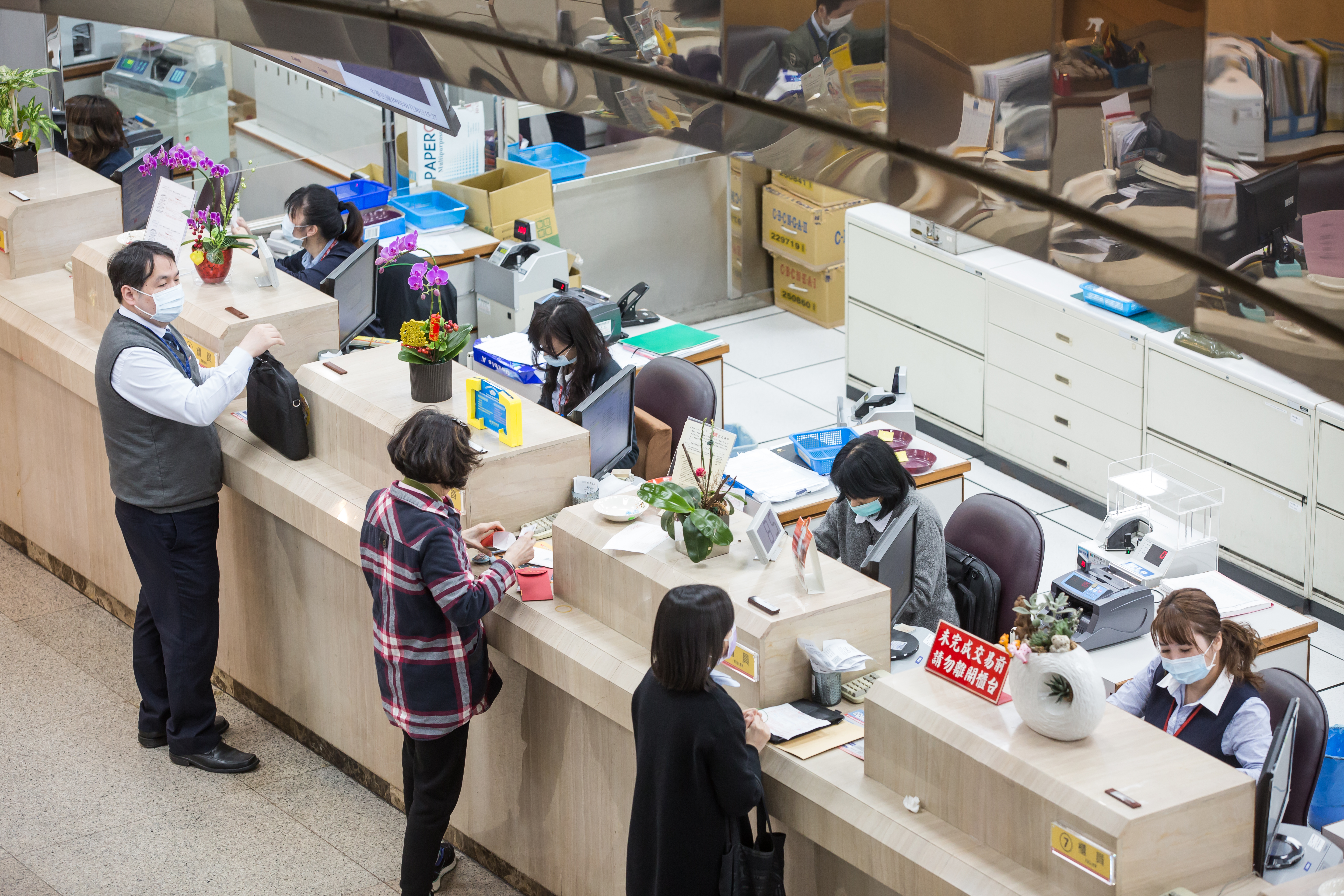 金管會表示，防疫措施即日起回歸銀行自主管理。示意圖。（本刊資料照）