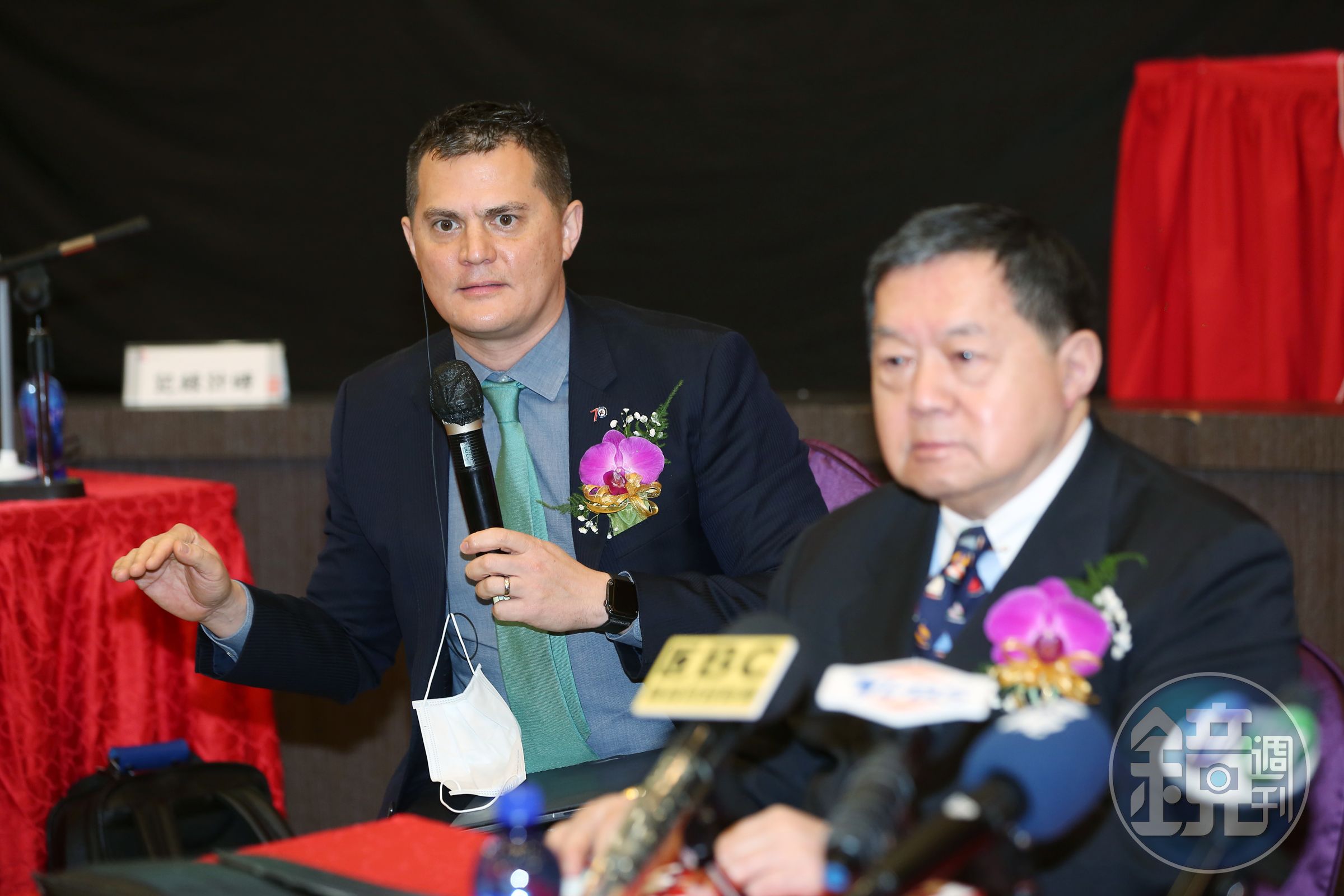 謝金河認為，徐旭東（右）似乎開始考慮交棒給兒子徐國安（左）。（翻攝自謝金河臉書）