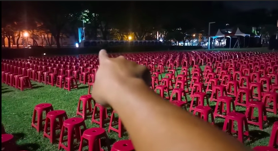 韓粉直播主曝光韓國瑜鳳山行政中心草地歡送會場地。（翻攝自YouTube 頻道 PC）