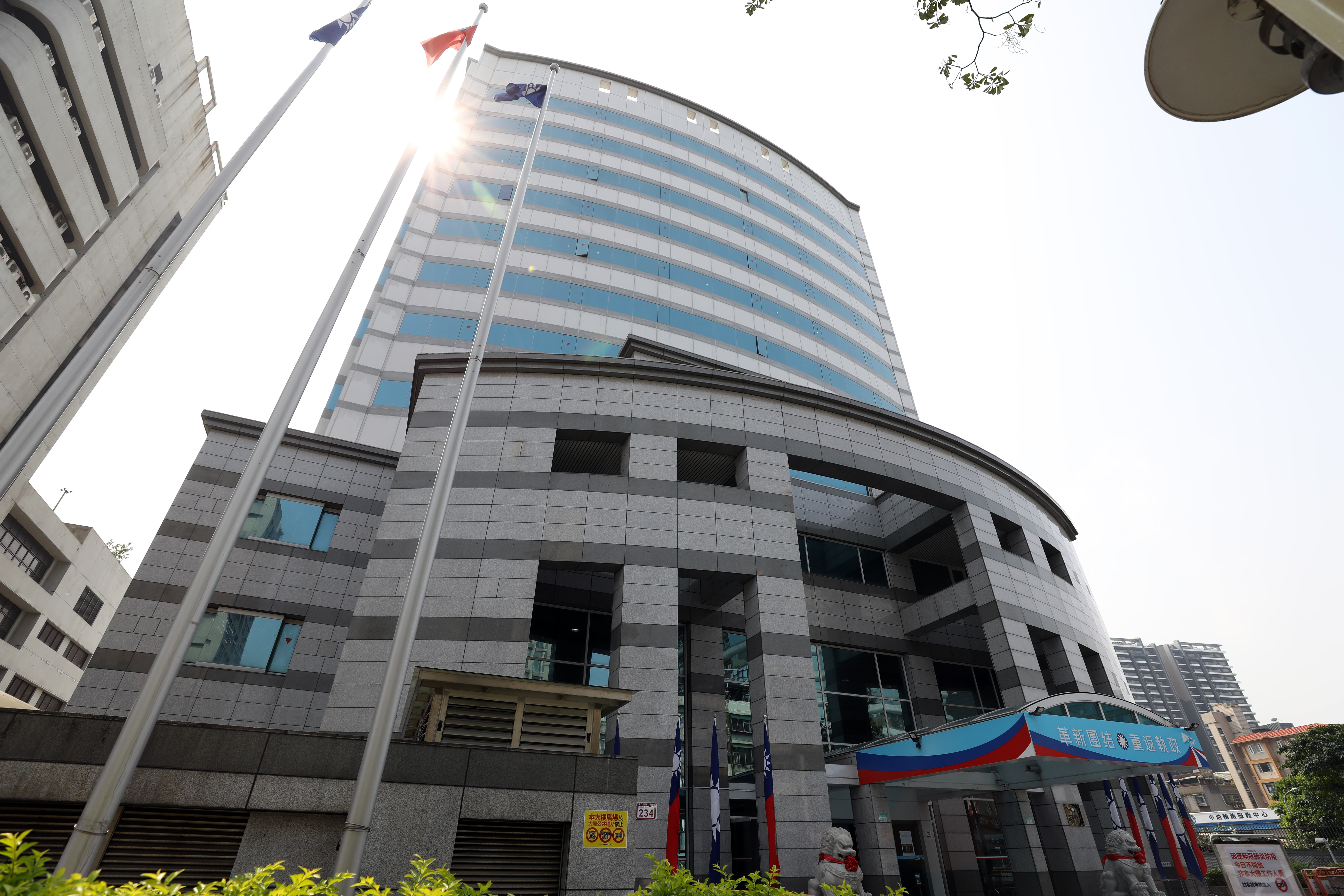 國民黨就新聞稿發出嚴正聲明，指出英文版本來就不是中文版本的譯稿。