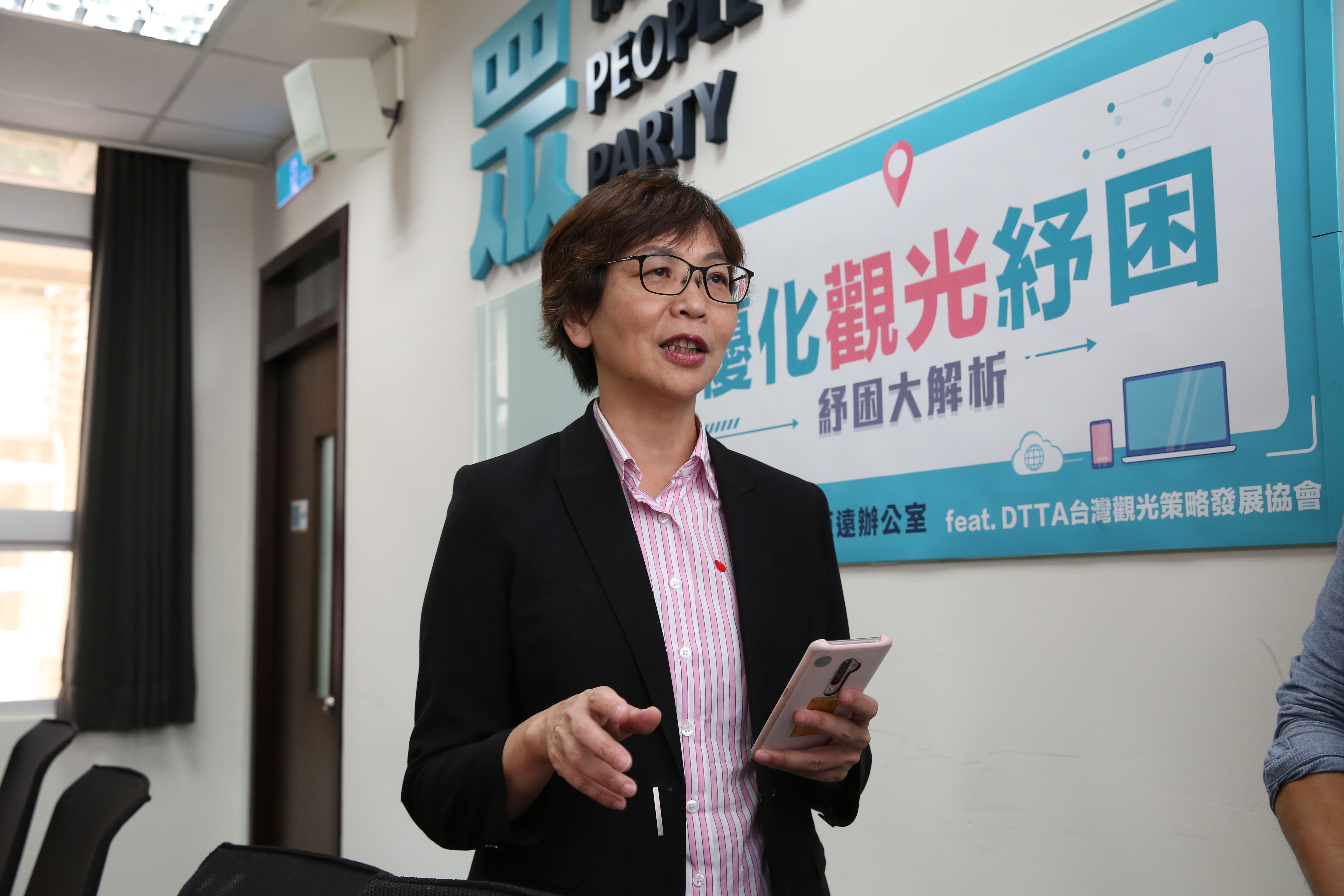高雄市長補選，民眾黨立委蔡壁如呼籲藍白可以共推人選，不過必須是無黨籍的。