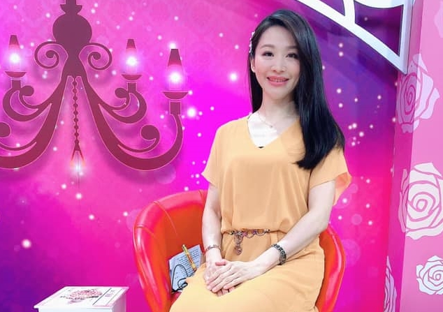 購物專家洪藝珊說話尺度無上限，自爆自己當小三，公司同仁都看在眼裡。（翻攝自洪藝珊臉書）