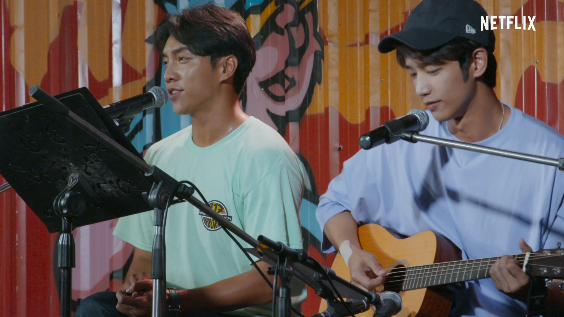 李昇基唱歌、劉以豪彈吉他，2人在節目中的互動很自然。（Netflix提供）