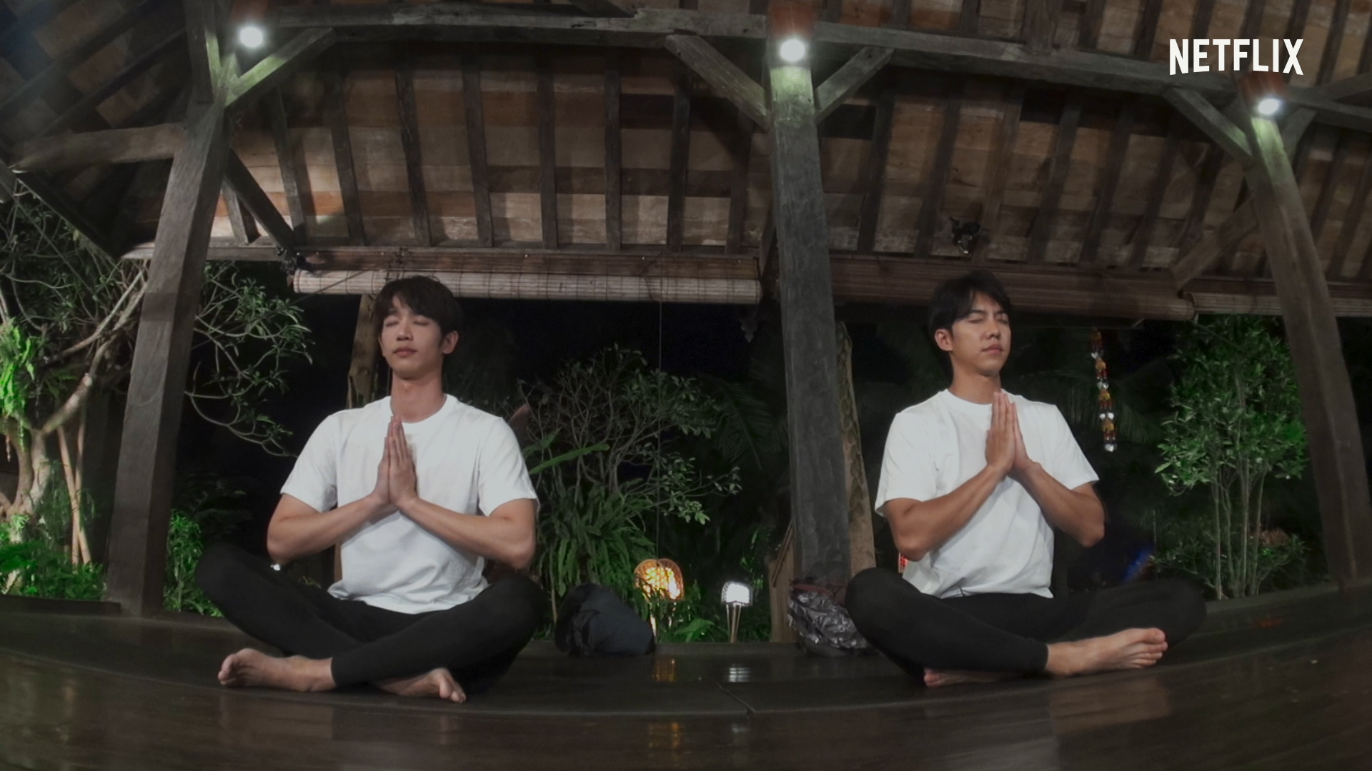 李昇基與劉以豪還一起做雙人瑜伽。(Netflix提供)