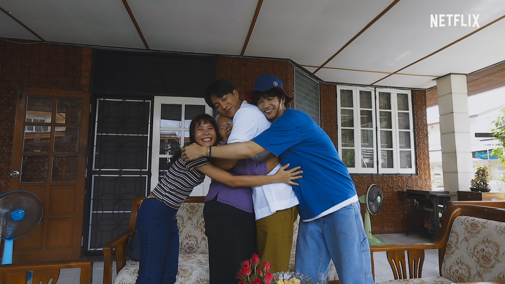幸運的粉絲跟2男神擁抱在一起。(Netflix提供)