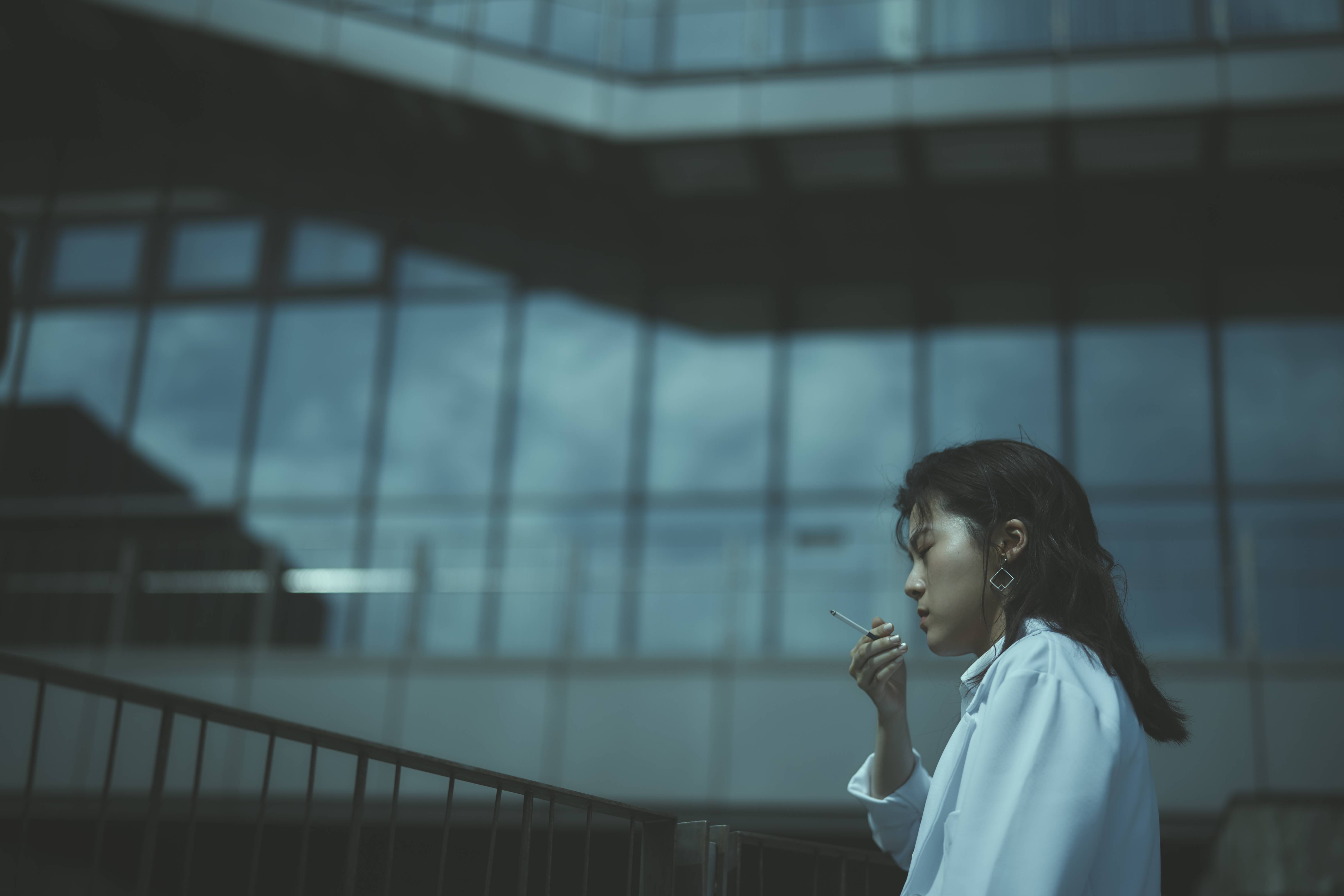 本身不抽菸又對尼古丁過敏的楊小黎為了僅幾秒的抽菸戲學習讓菸從鼻孔噴出來，被嗆個半死。（答人文創提供）