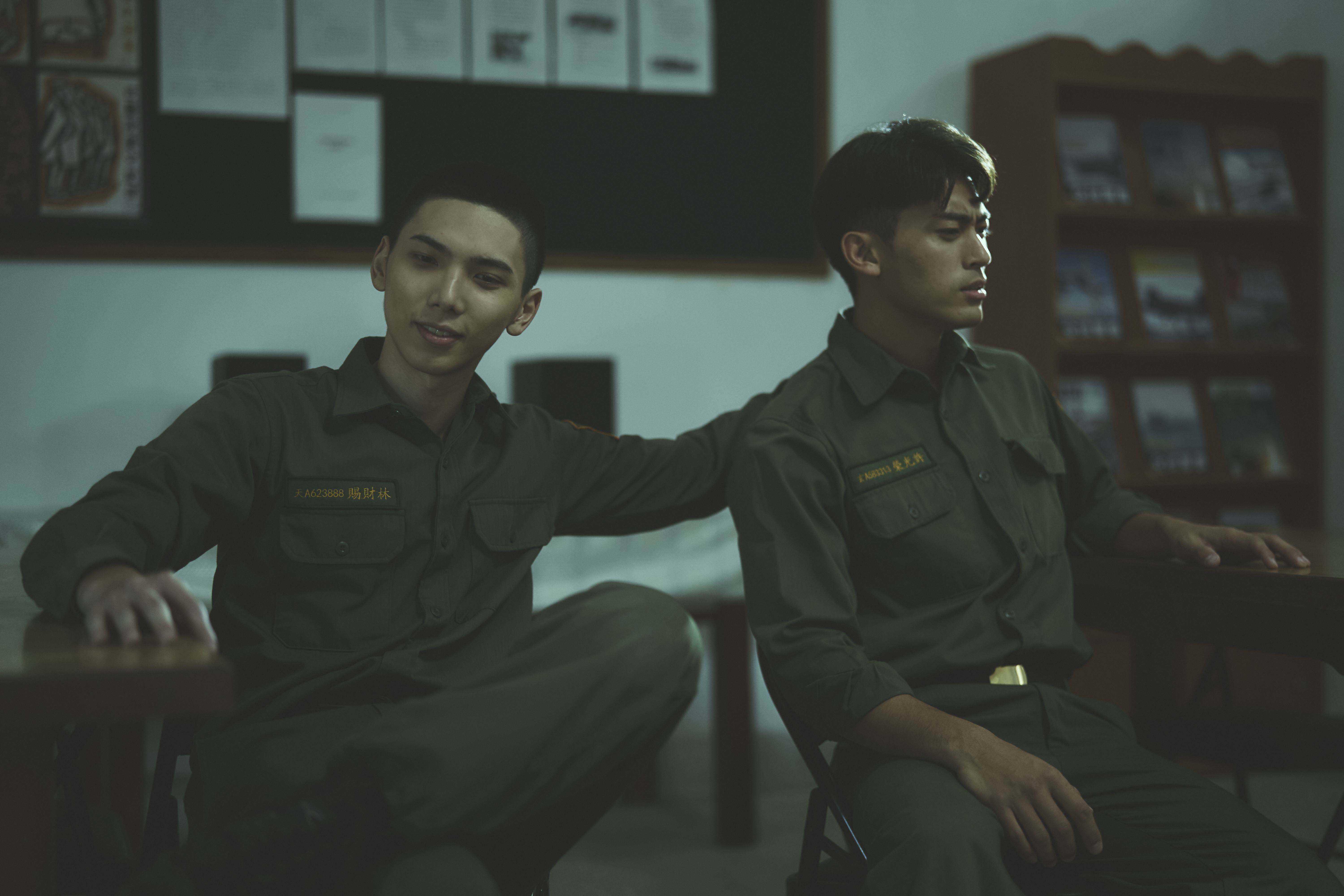 《媽！我阿榮啦》有許多90年代的軍中文化元素，學長制十分濃厚，徐愷（右）飾演的阿榮便會管教學弟紀殷澤。（答人文創提供）