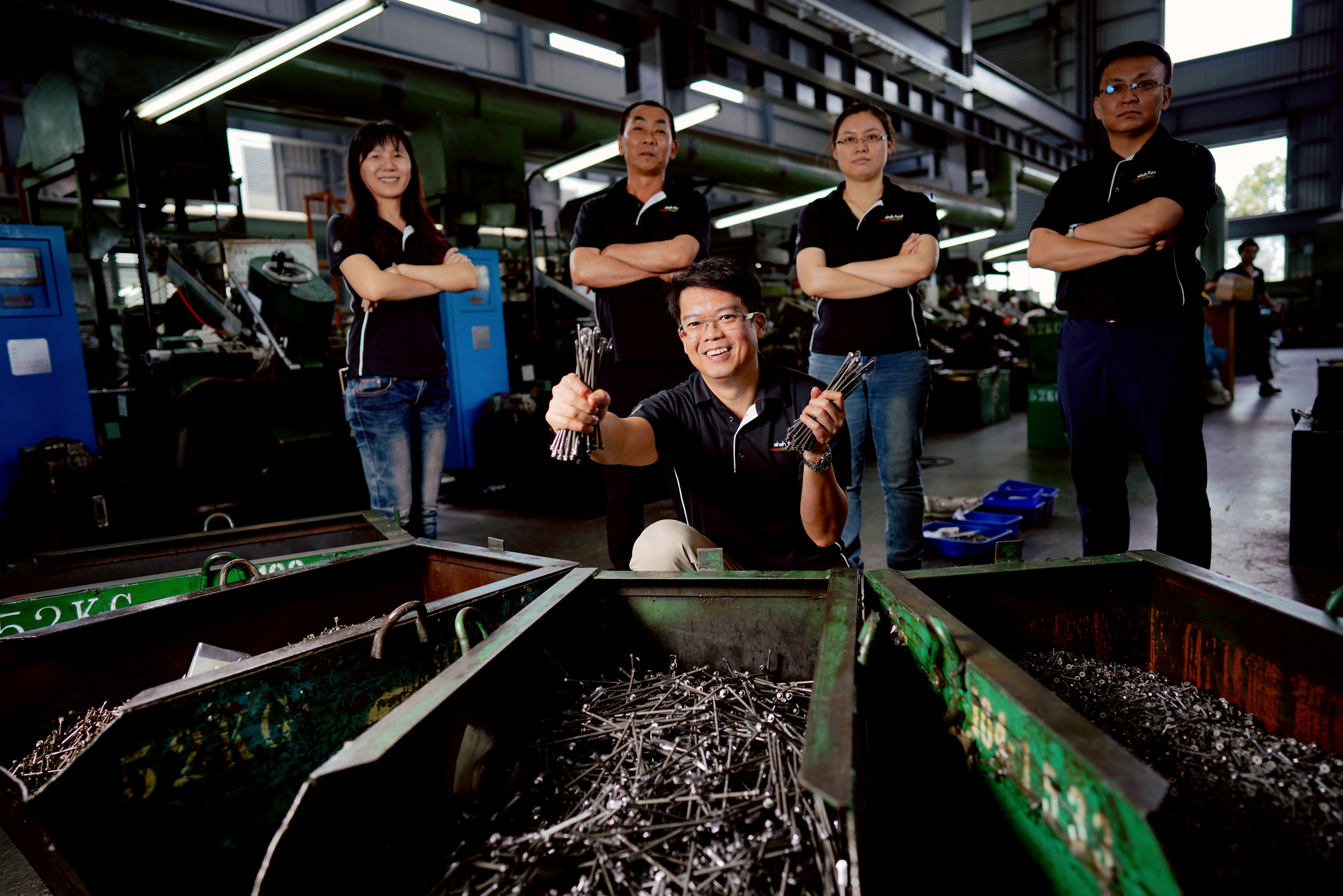 陳駿彥（前排）是世豐螺絲的第三代，帶領這座比他年紀還大4歲的老廠，走過客戶抽單危機。