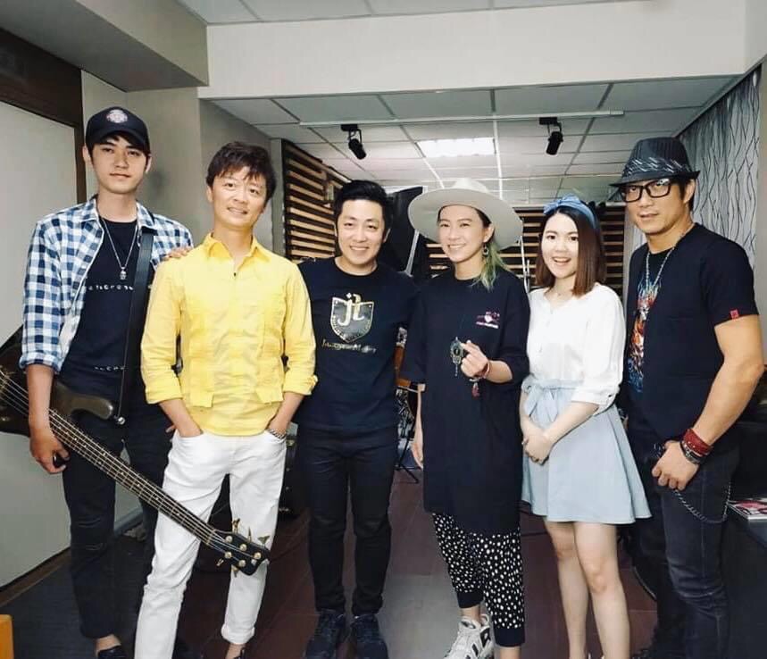 熱炒屋每週迎來唱將嘉賓，樂咖（左起）何豪傑、艾成、張芸京、林星慧與阿修羅。（17 Media提供）