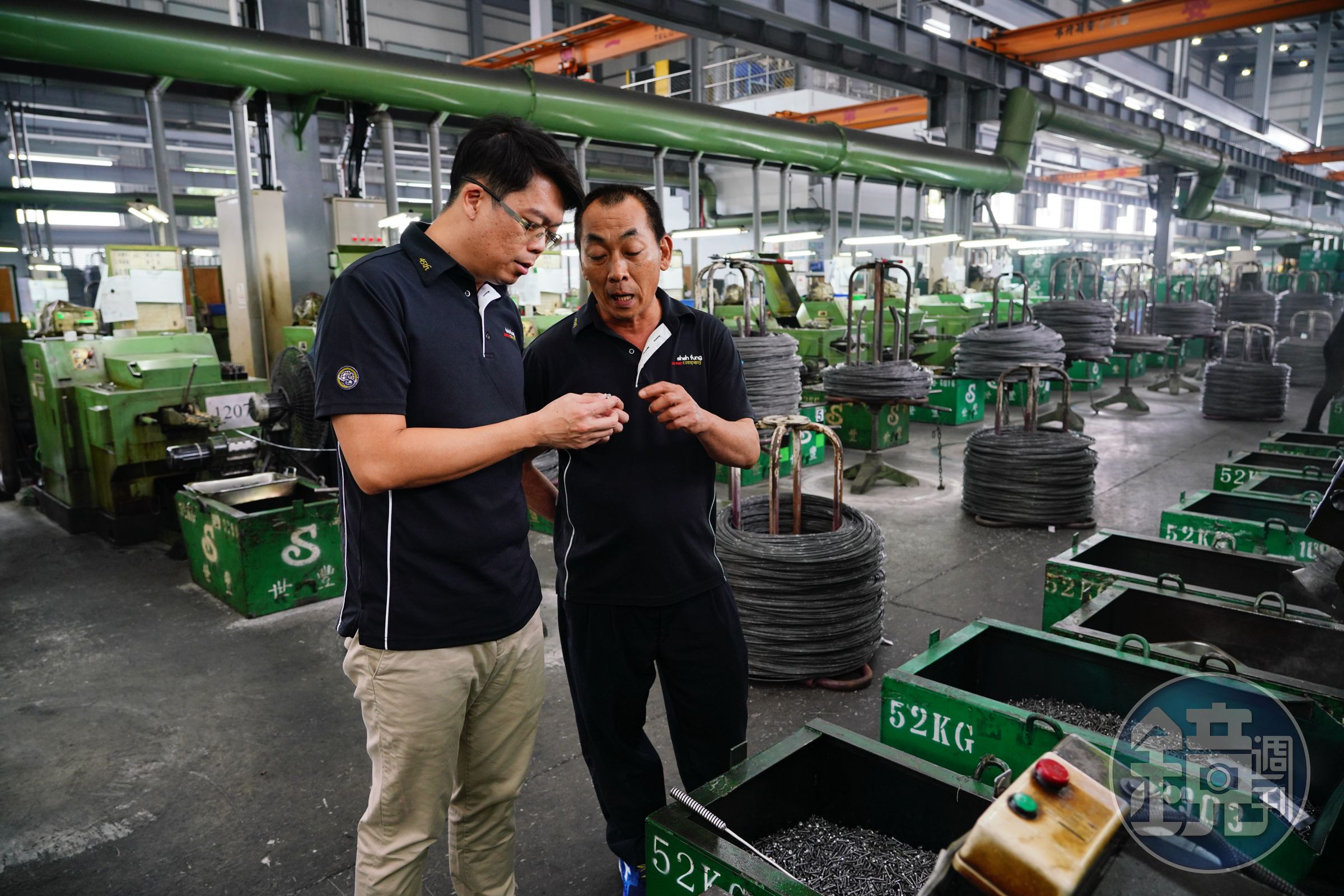 世豐是台灣最大的烤漆與噴頭表面塗裝螺絲廠，陳駿彥（左）說廠內有不少資深員工，一待就是將近20年。