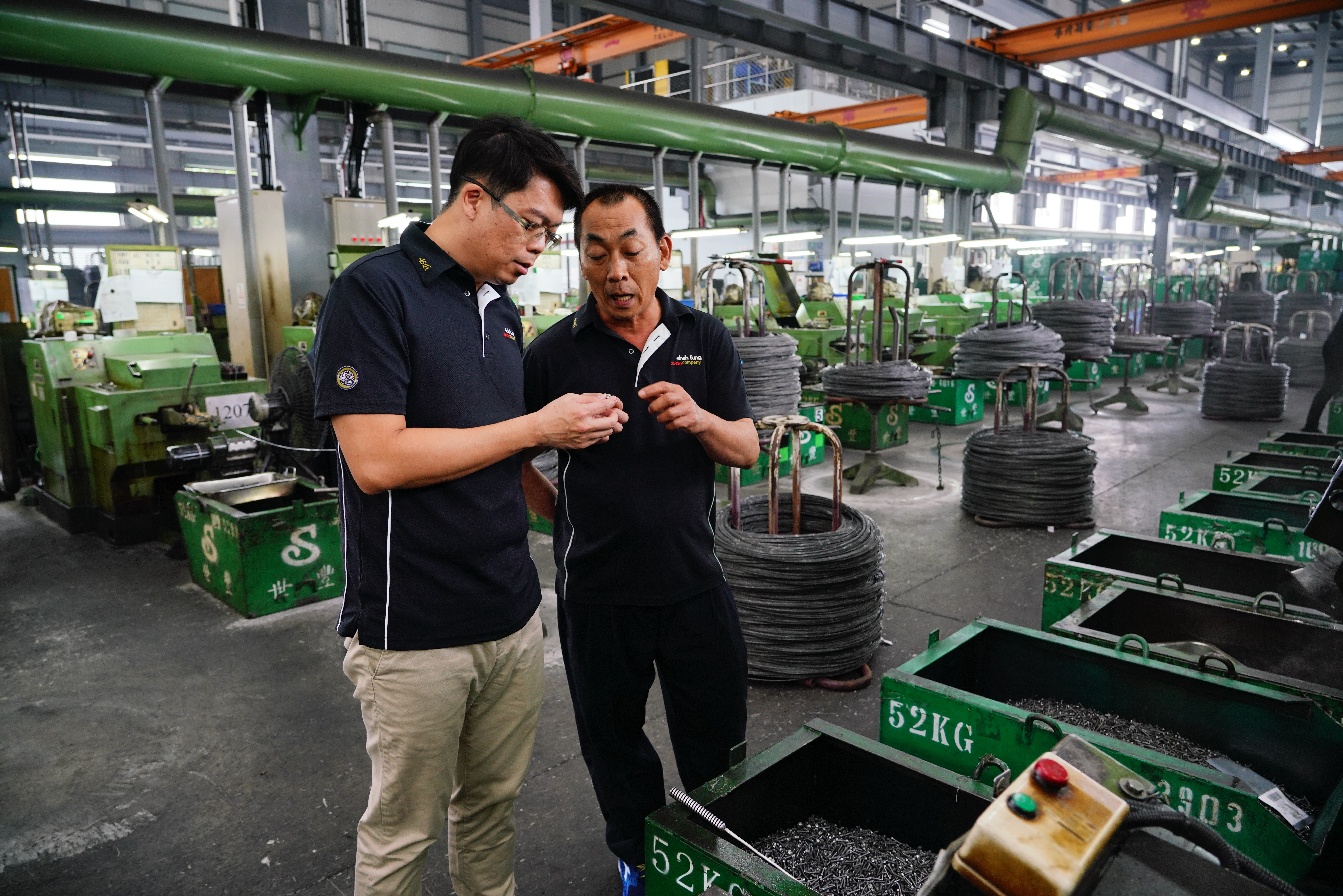 世豐是台灣最大的烤漆與噴頭表面塗裝螺絲廠，陳駿彥（左）說廠內有不少資深員工，一待就是將近20年。