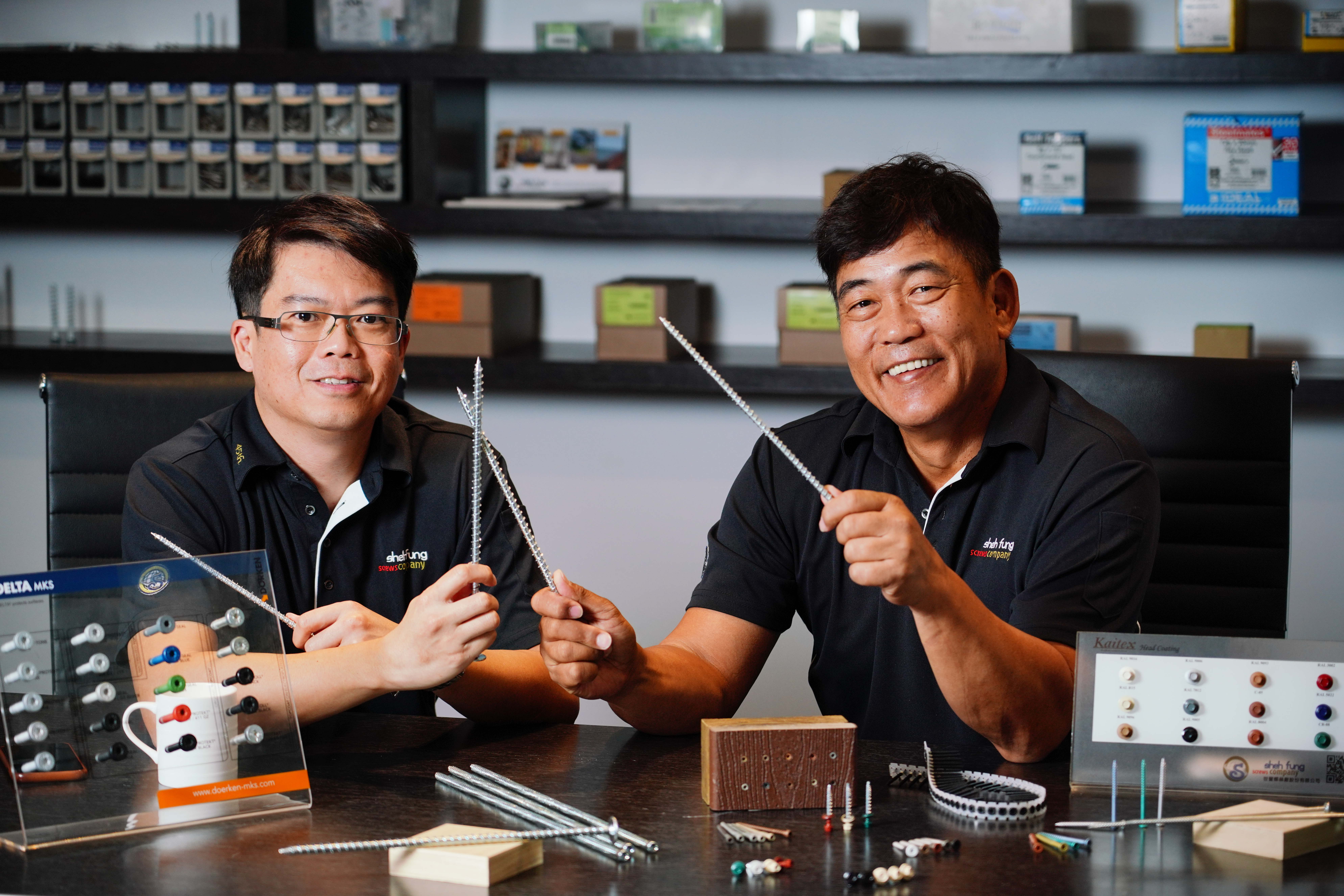 陳駿彥（左）和舅舅、世豐螺絲董事長杜泰源（右）年紀相近，採訪時2人戲稱自己是男子團體「5566」。