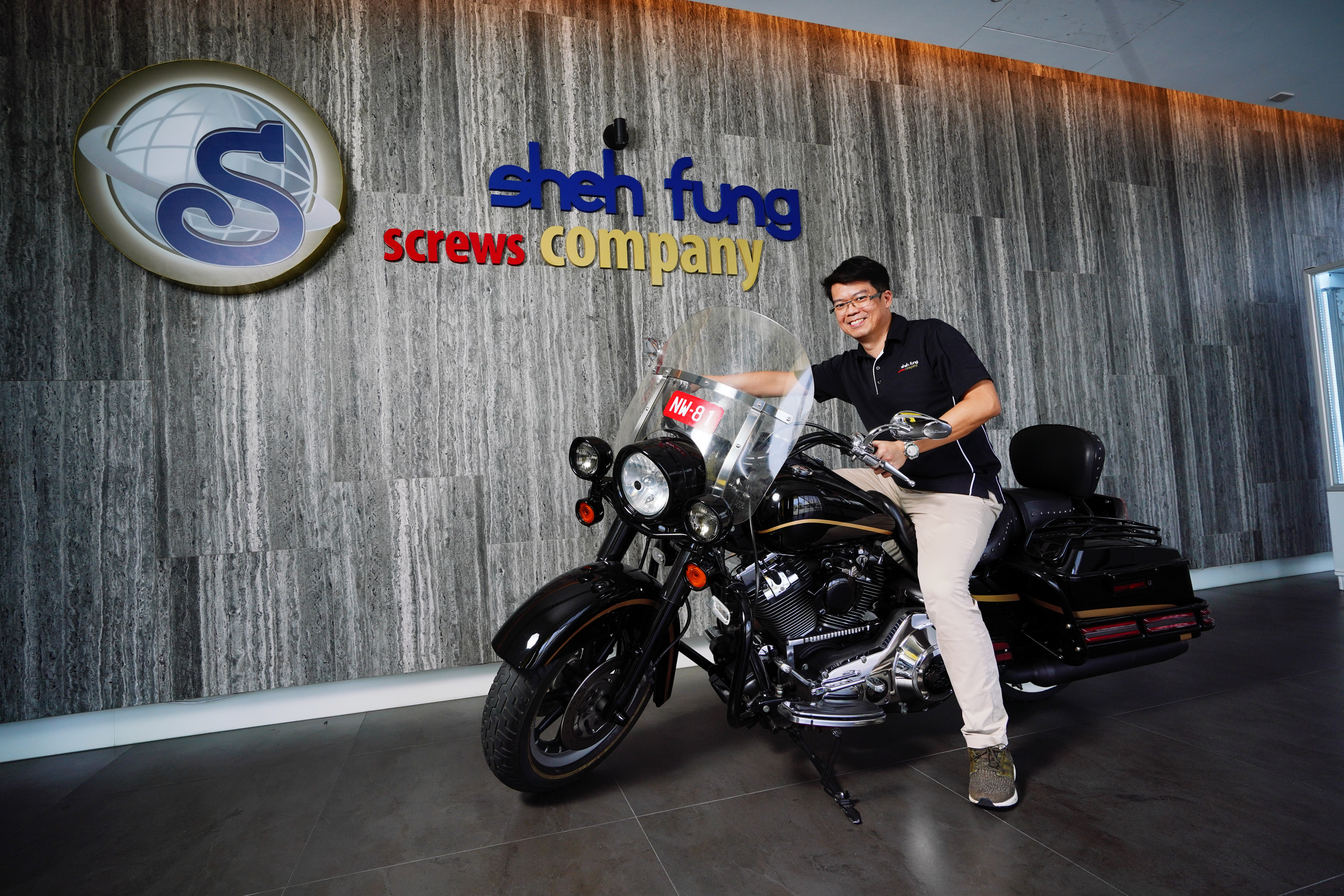 走進世豐螺絲的辦公大樓，一眼就能瞧見杜福來收藏的哈雷機車。
