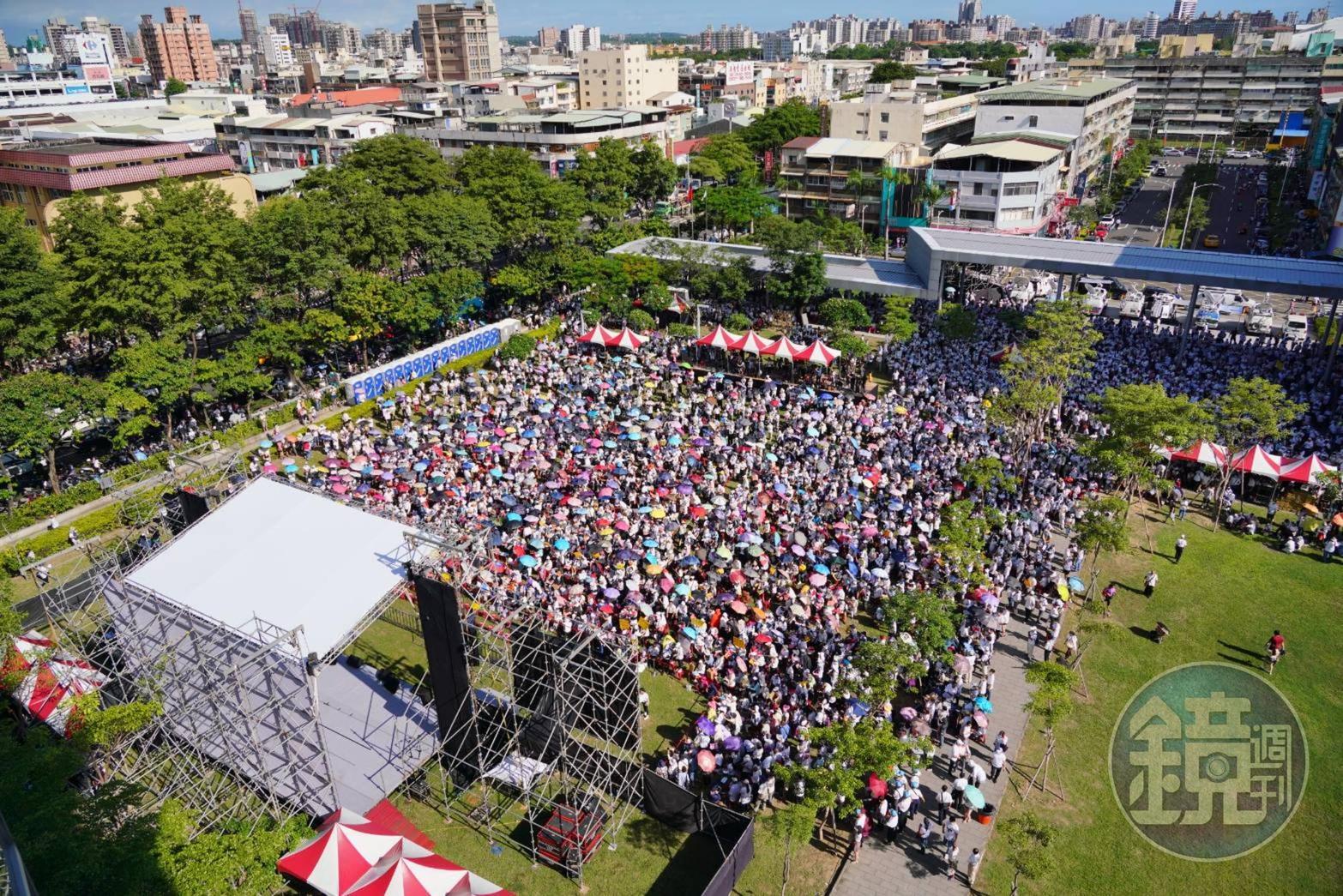 韓國瑜特地選在最後一天上班日舉辦「真愛高雄 珍重再見」活動,被資深媒體人黃創夏揶揄「被退學了,自己辦畢業典禮!」