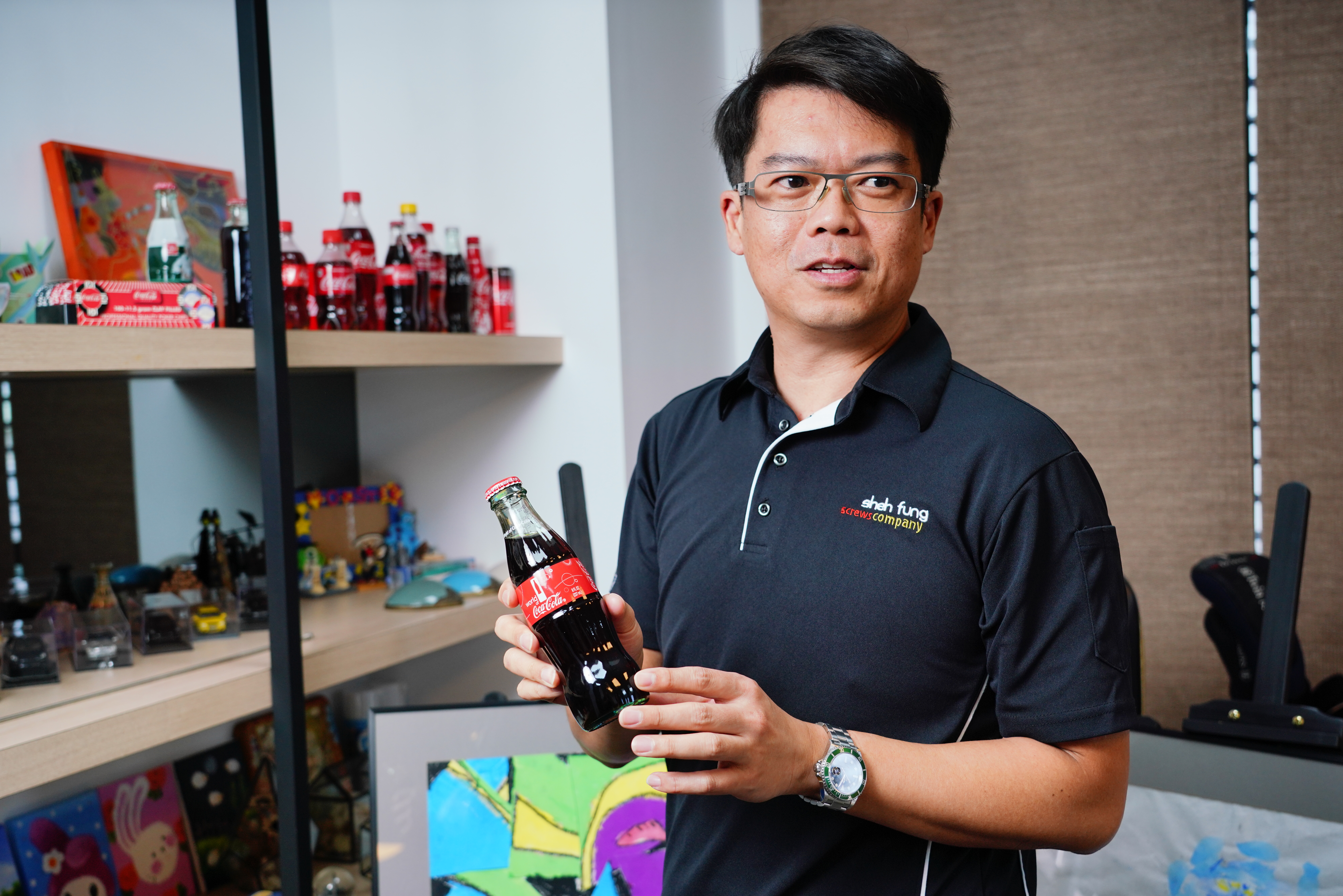 陳駿彥拿起一瓶美國可樂說，這是某次他到美國亞特蘭大和Home Depot（家得寶）開會時帶回來的。