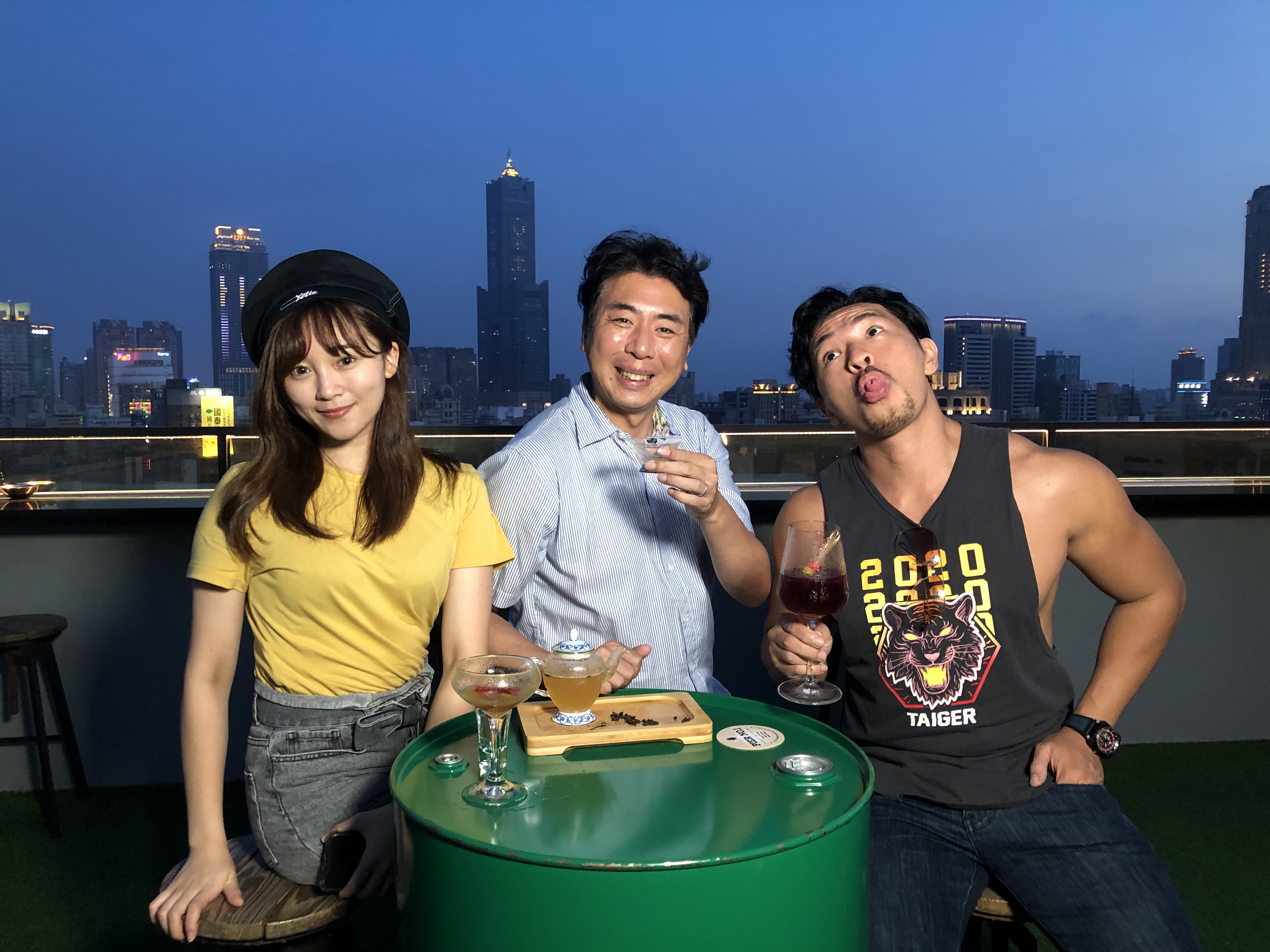 張文綺、梁赫群、夢多因為一起主持《食尚玩家瘋狂總部》，變成好朋友。（TVBS提供）