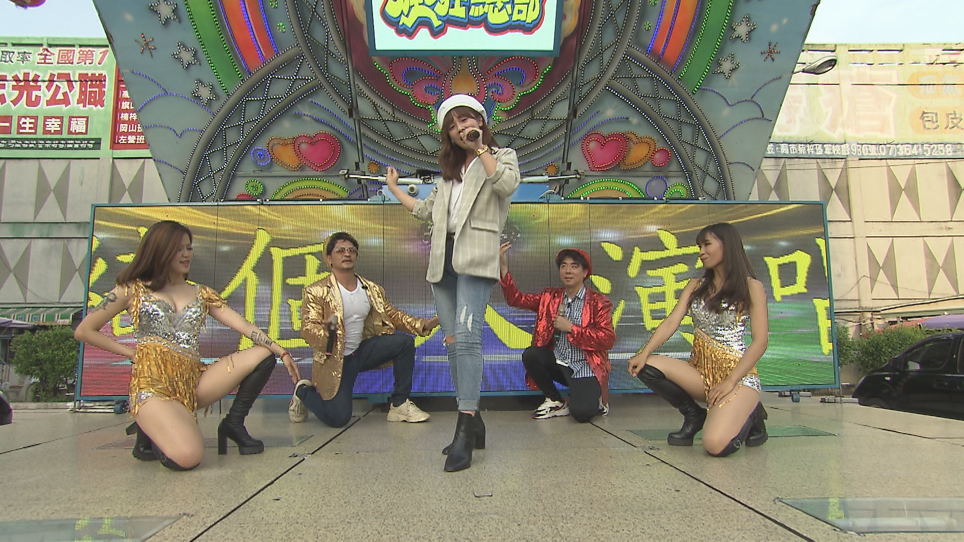 《食尚玩家》製作單位幫張文綺圓夢，辦了一場「港都演唱會」，她在台上賣力演唱。（TVBS提供）