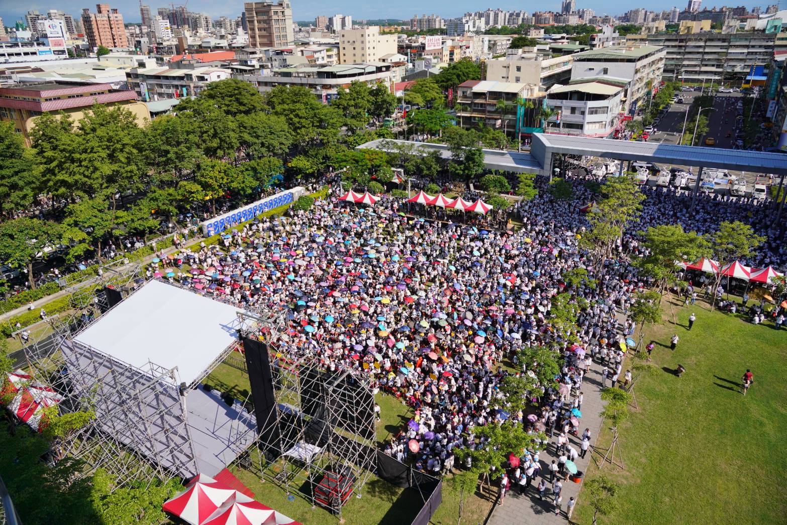 韓國瑜的道別音樂會活動開始前,便有許多支持者身穿白色上衣到現場卡位。