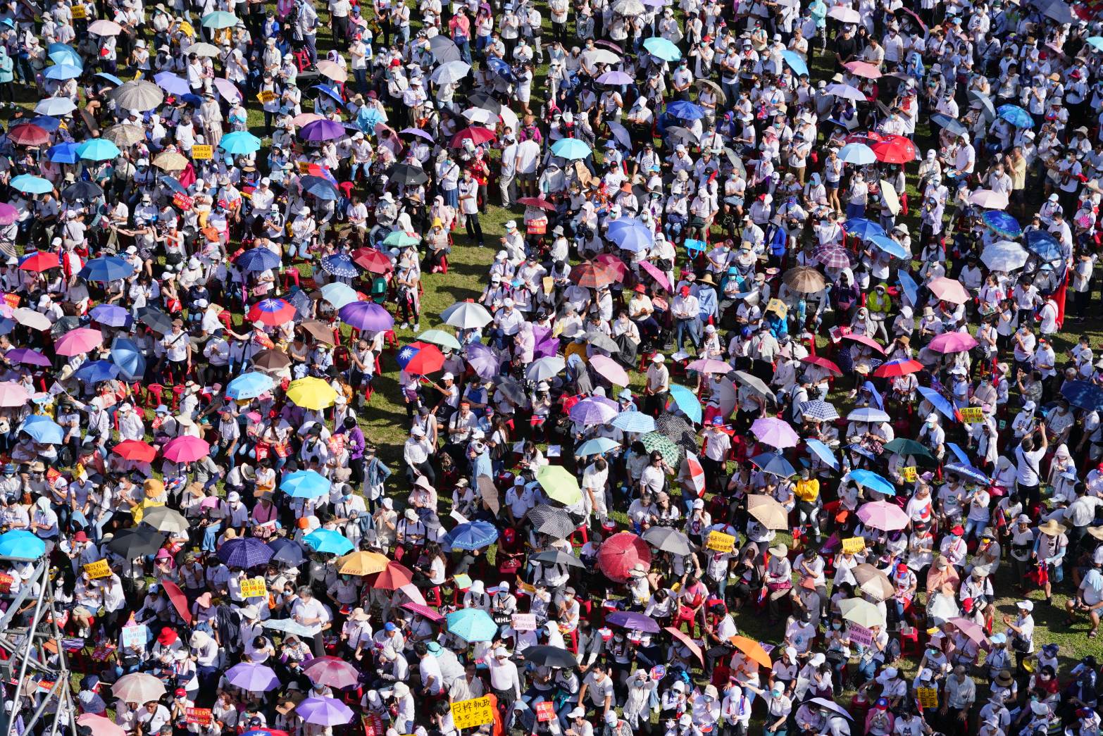 許多支持者頂著大太陽到音樂會現場支持，可見韓雖被罷免，仍維持一定人氣。