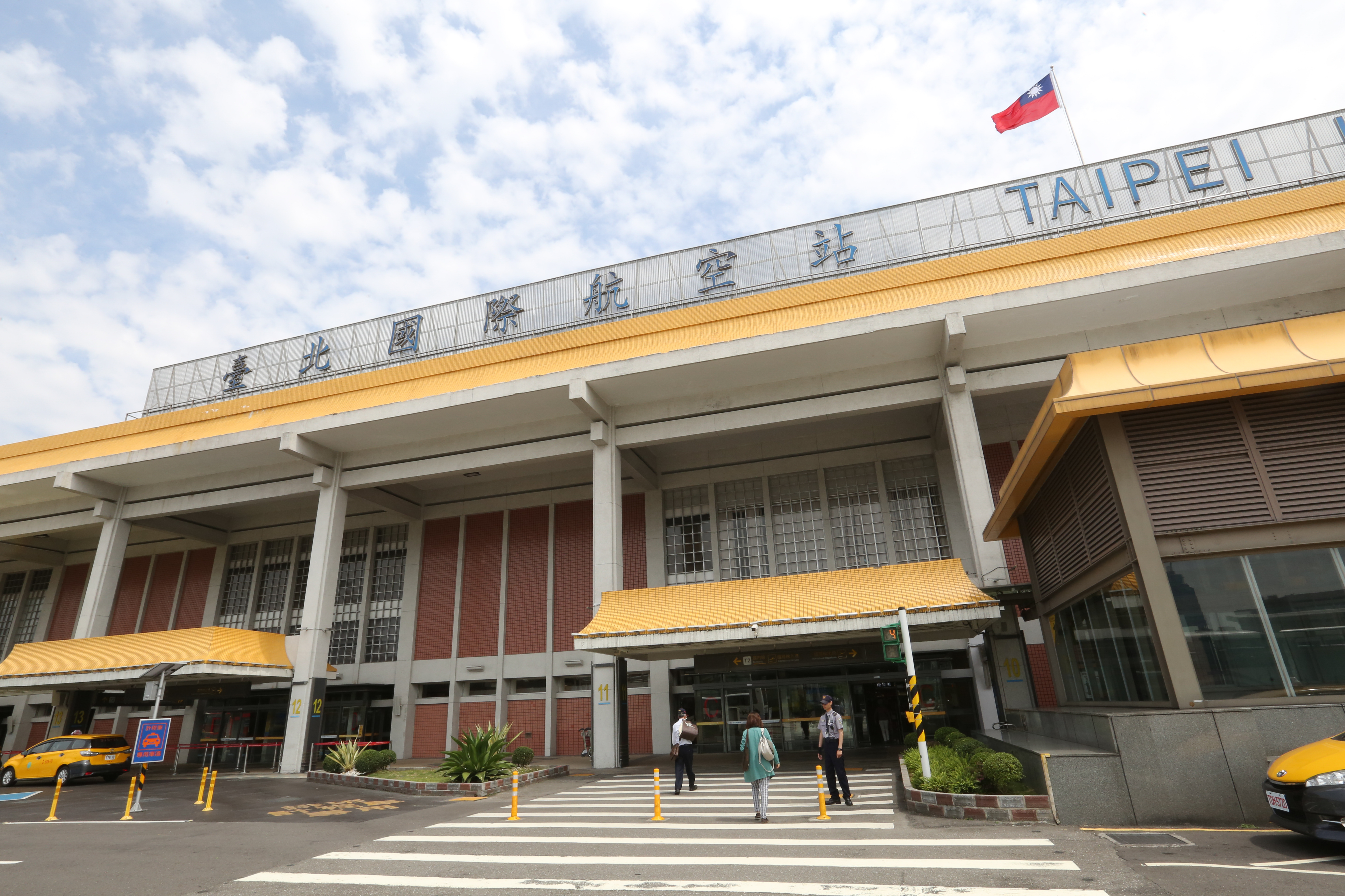 台北松山國際機場將於7月2日起陸續舉辦3場「出入國境體驗活動」，讓大家在松機「偽出國」，體驗出境、登機又入境的緊湊半日遊。