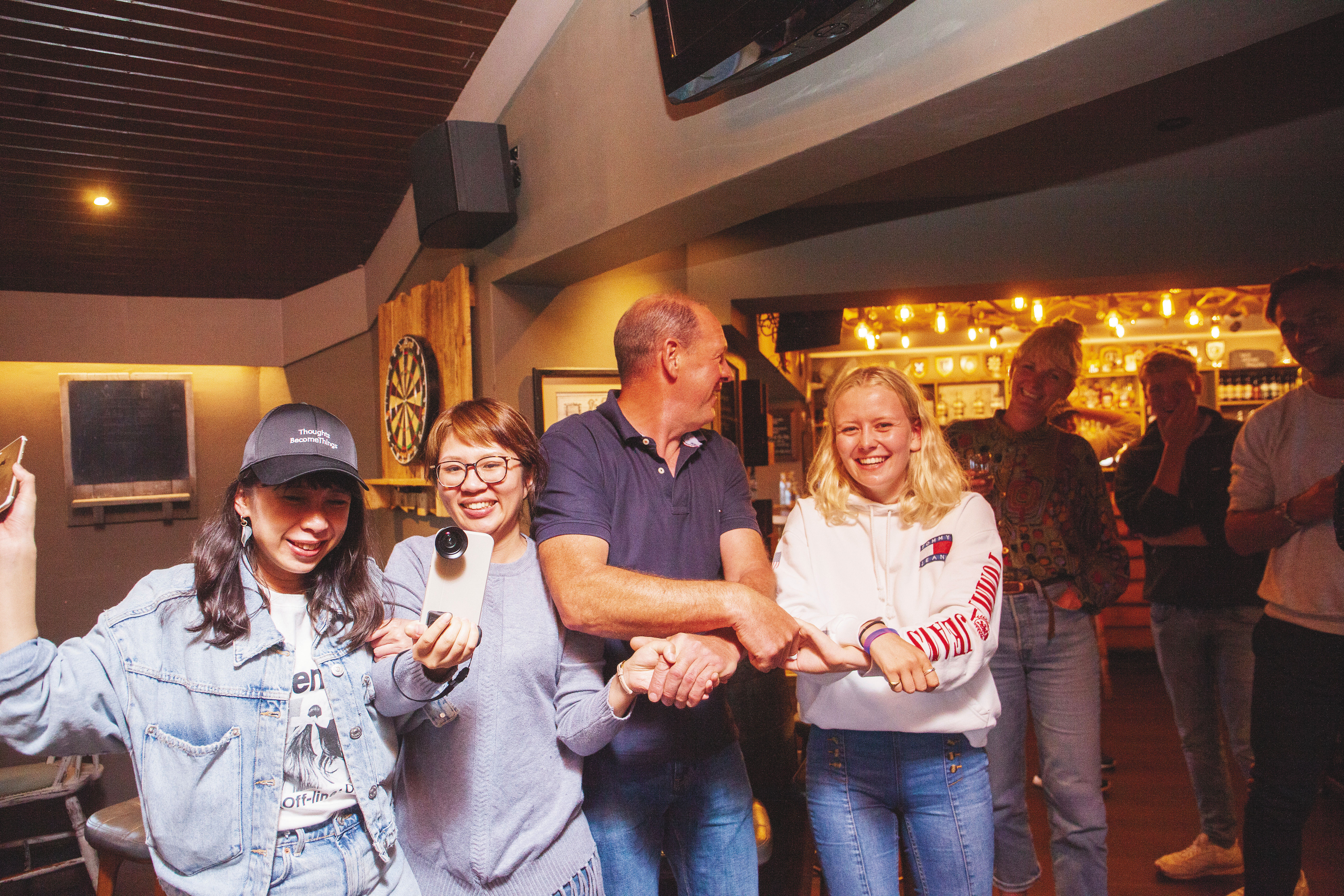 吉拉島只有一條道路、一座酒廠、一間旅館、一間酒吧，晚餐後，各國遊客就聚在酒吧唱唱跳跳。