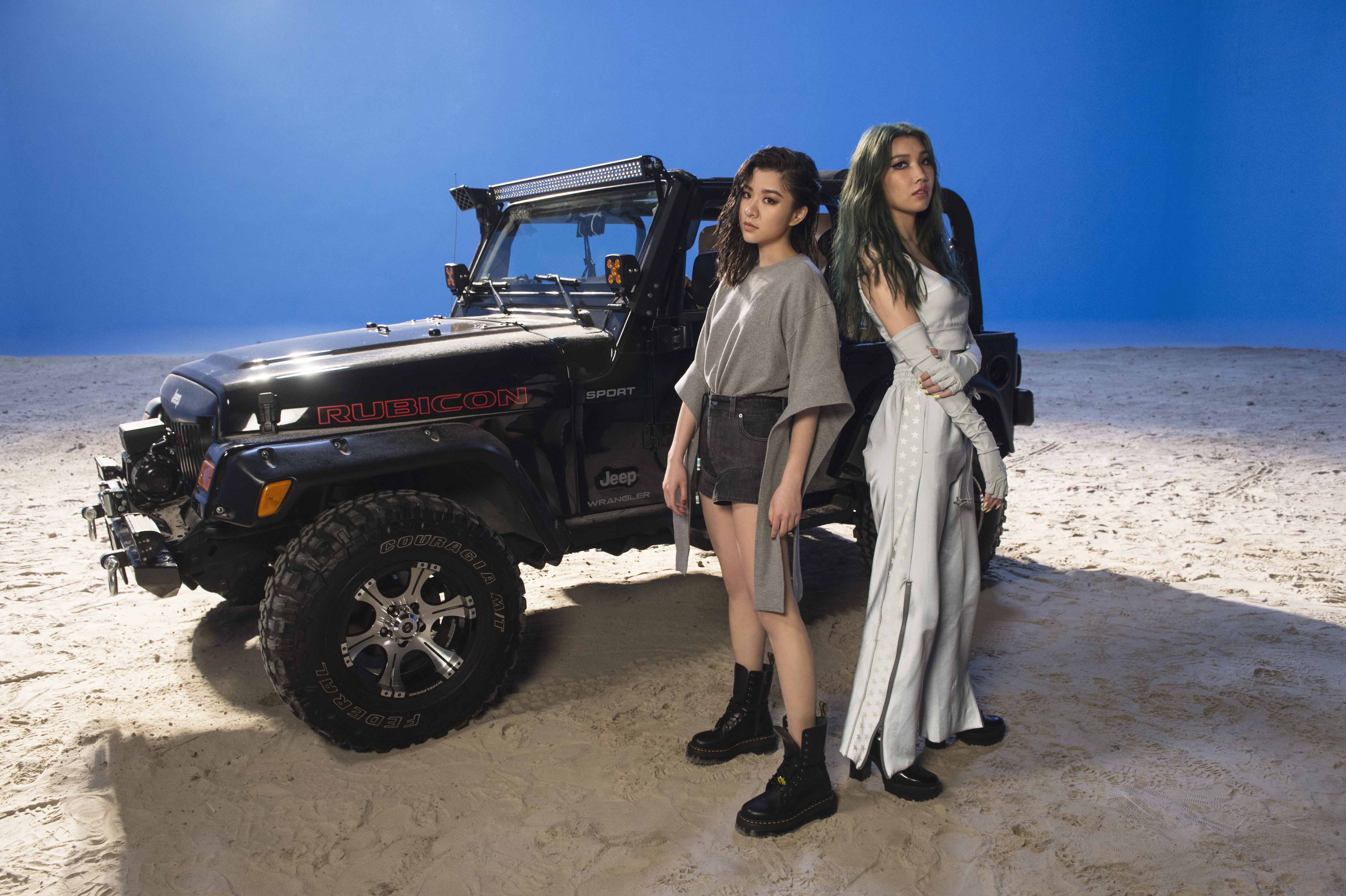 關詩敏新單曲〈別弄花我的妝〉，邀來Karencici合作。（亞神音樂提供）