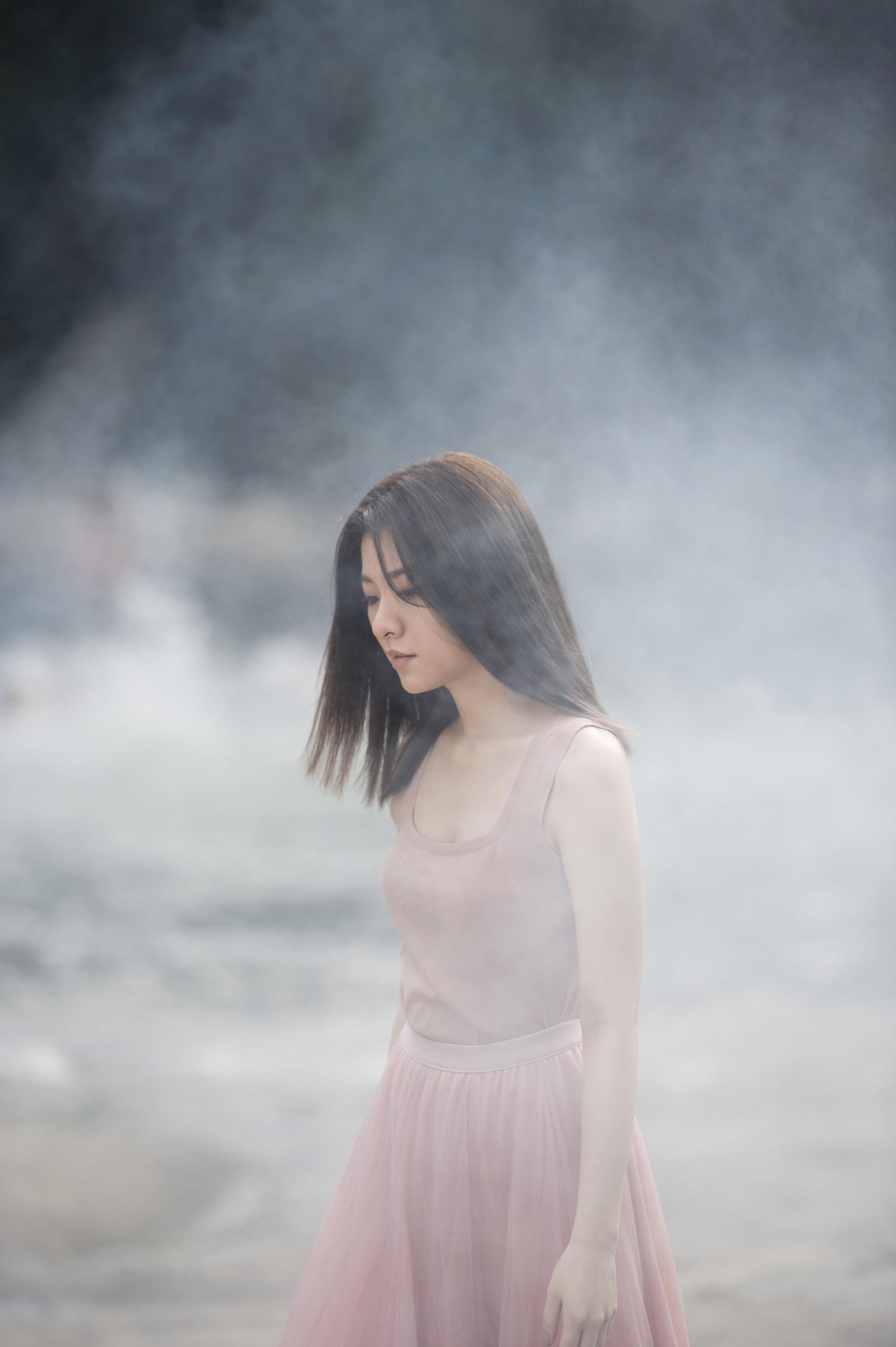 拍〈別弄花我的妝〉MV時,關詩敏在溪谷裡拍獨角戲,被要求拍出仙女感。(亞神音樂提供)