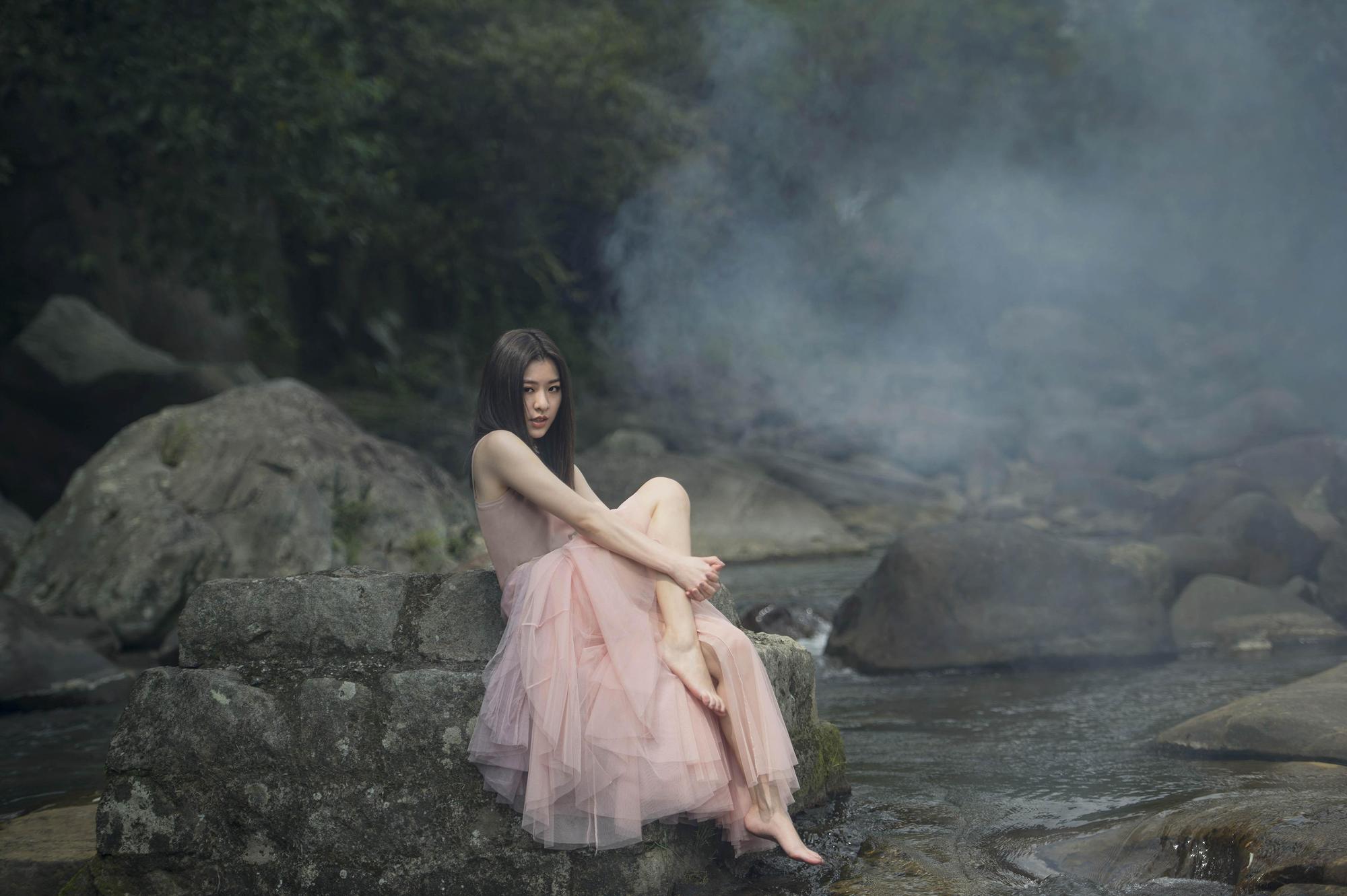 拍〈別弄花我的妝〉MV時,關詩敏自嘲像烤肉。(亞神音樂提供)