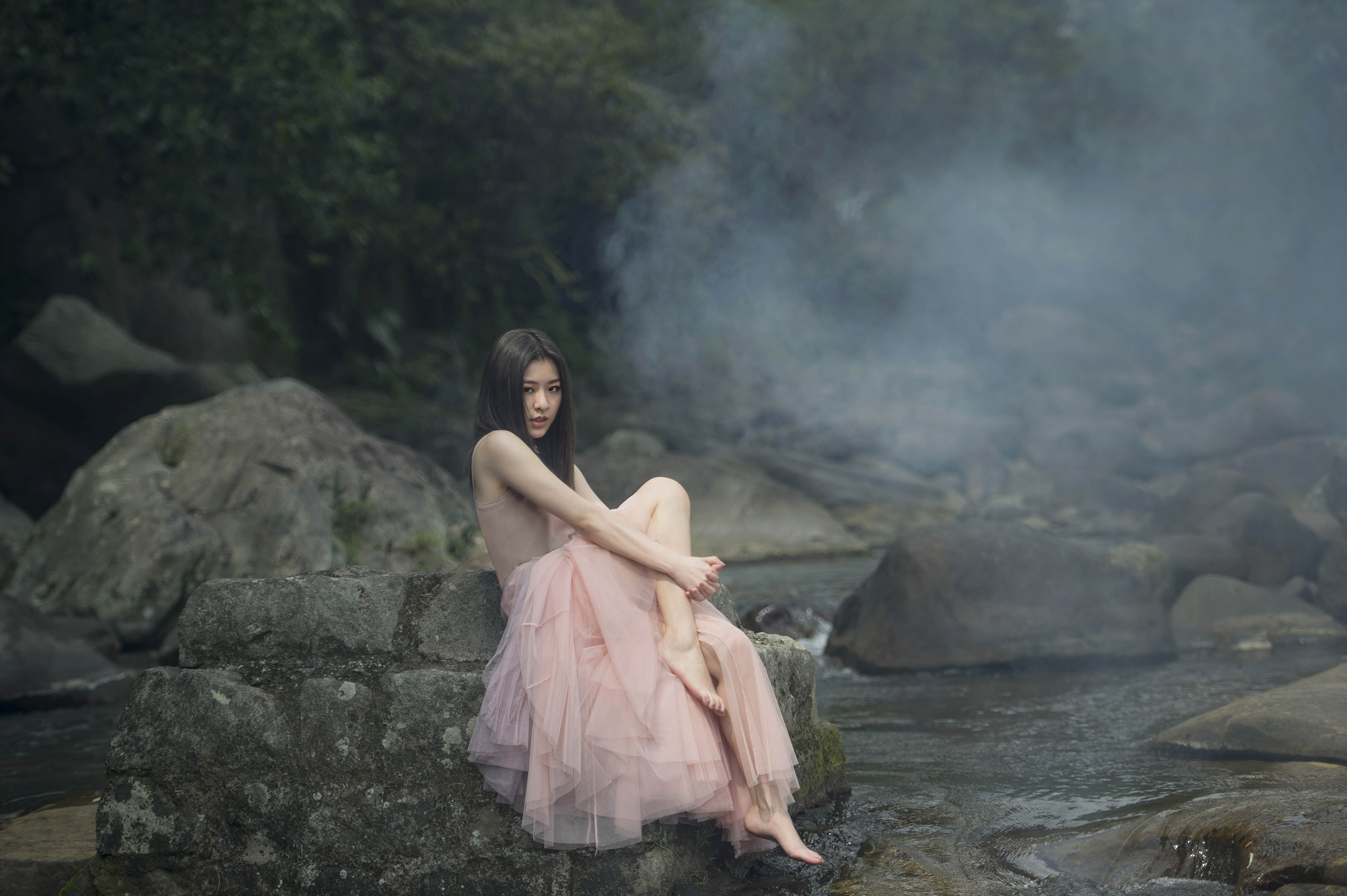 拍〈別弄花我的妝〉MV時,關詩敏自嘲像烤肉。(亞神音樂提供)